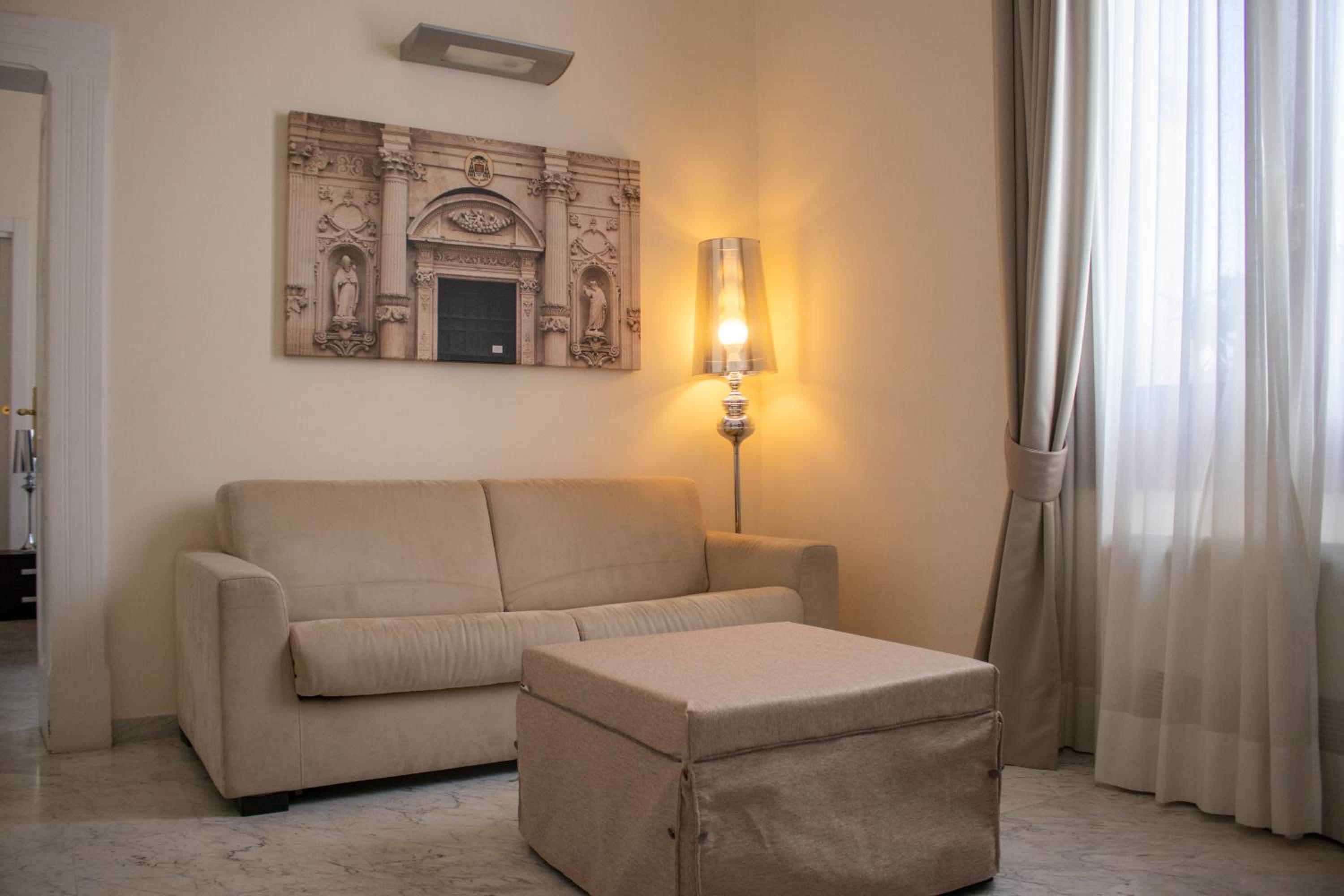 Suite - Photo 10