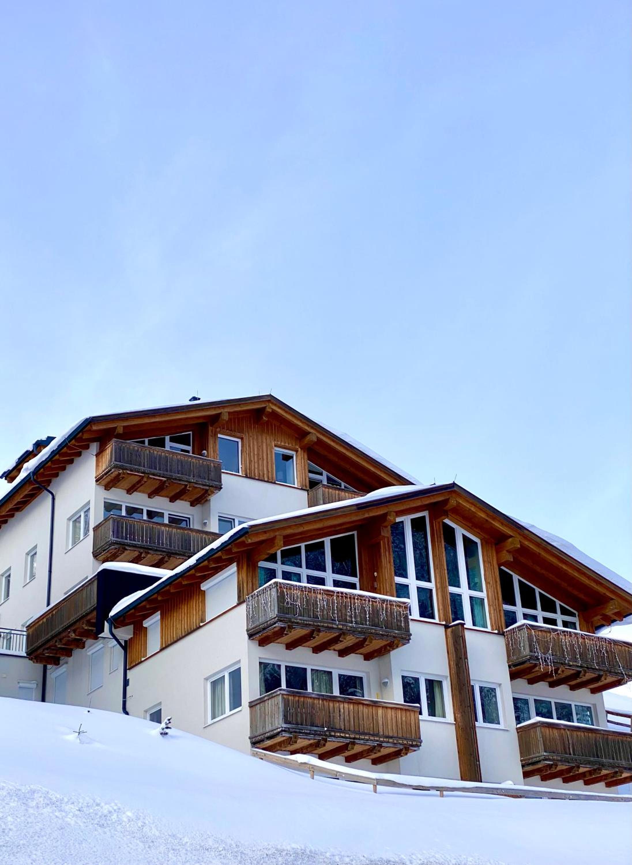Three-Bedroom Apartment with Mountain View photo 3