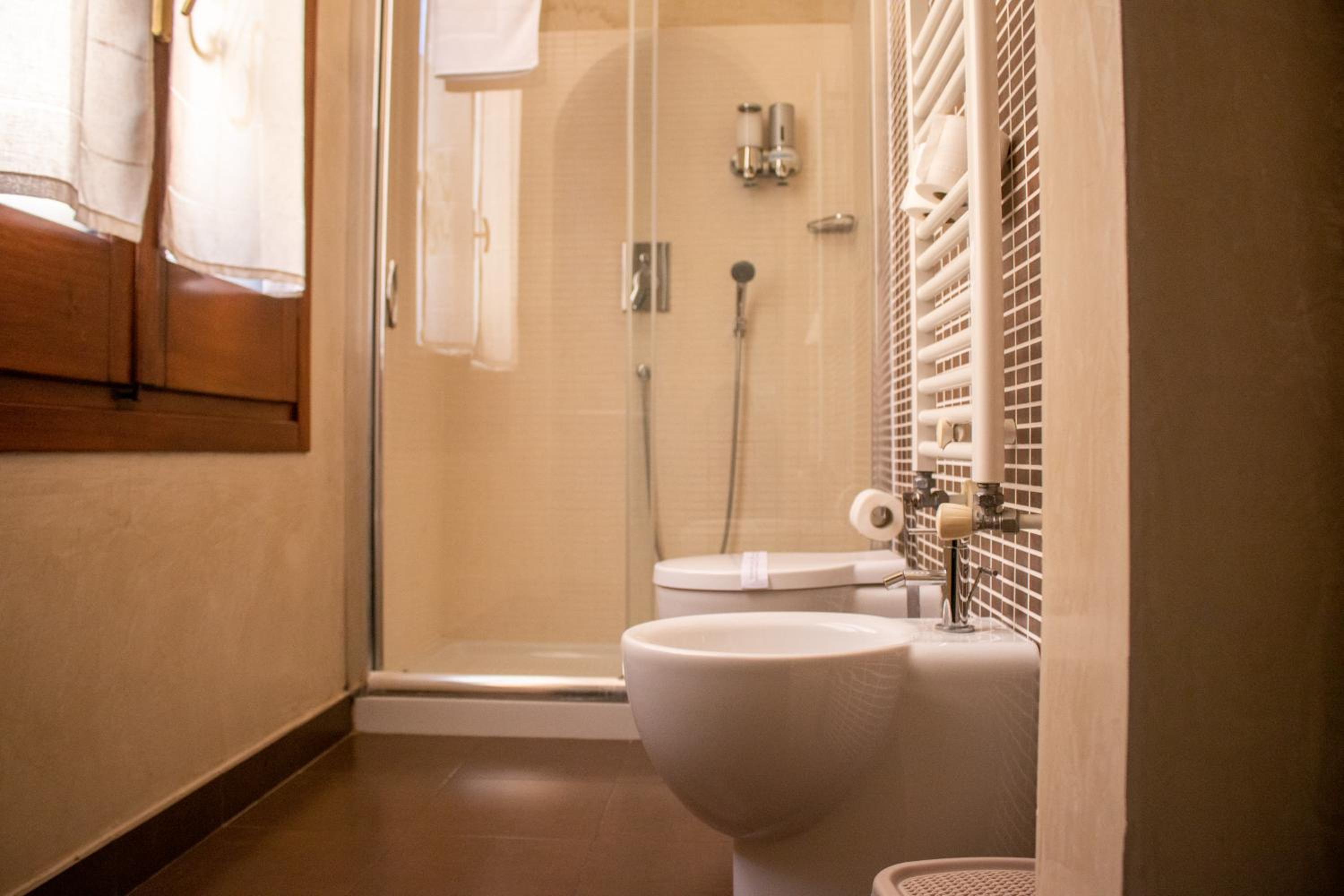 Suite - Photo 13