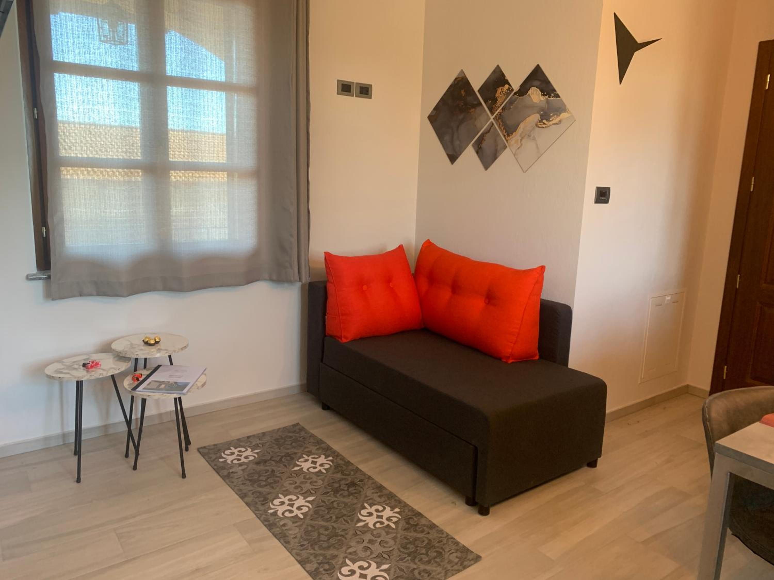 One-Bedroom Apartment photo 1