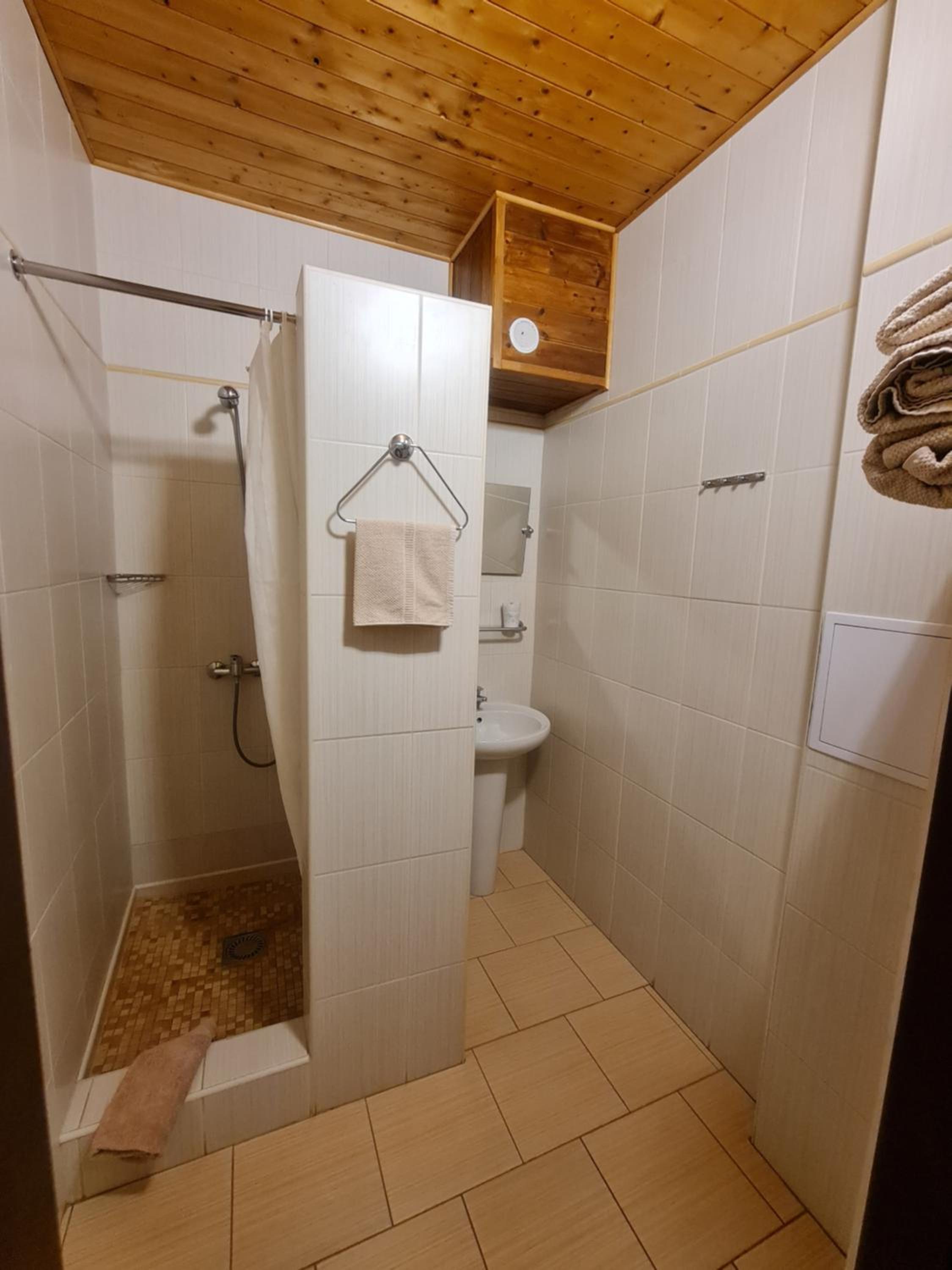 Family Room with Private Bathroom photo 2