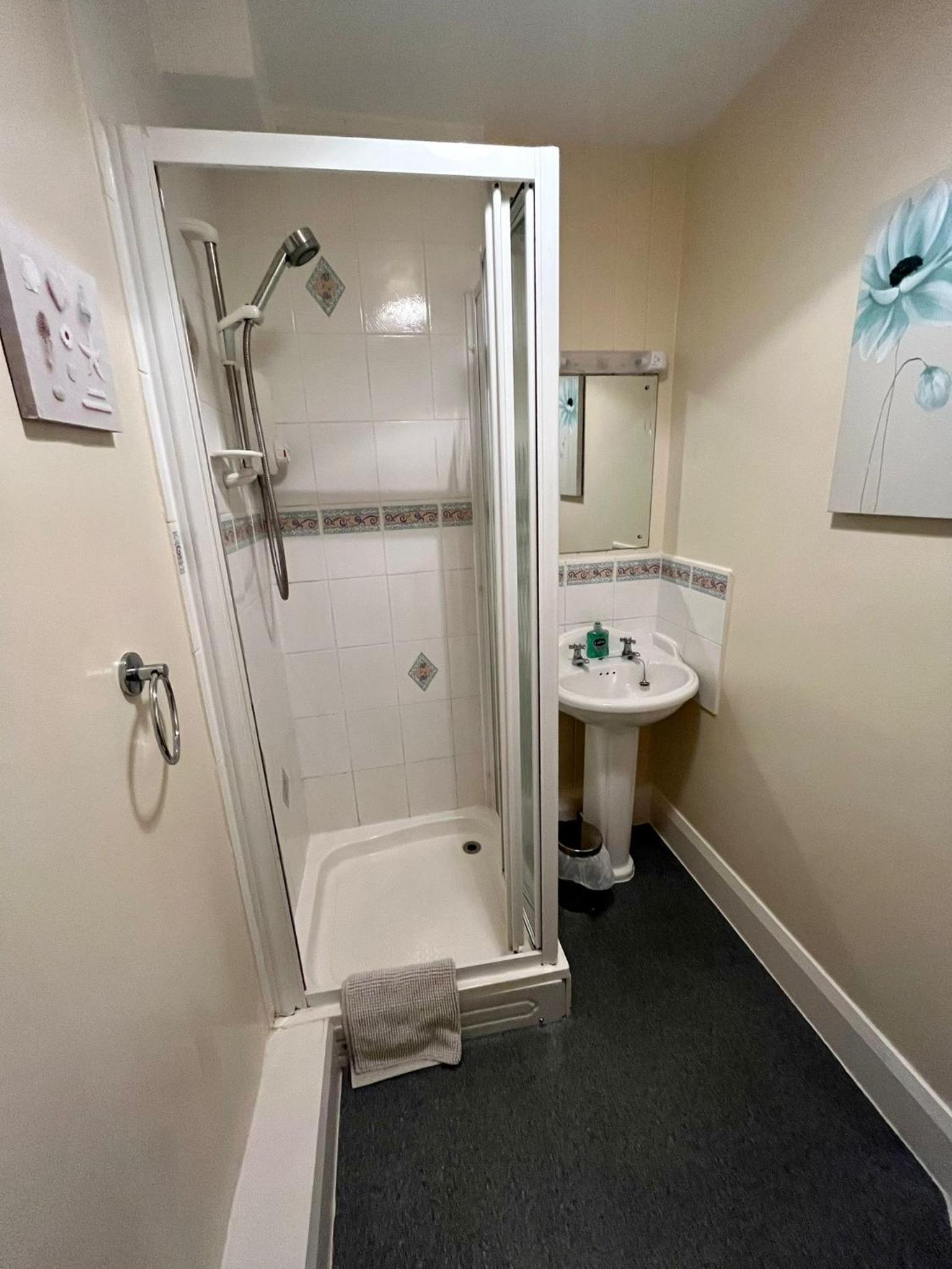 Twin Room with Shower - Photo 6