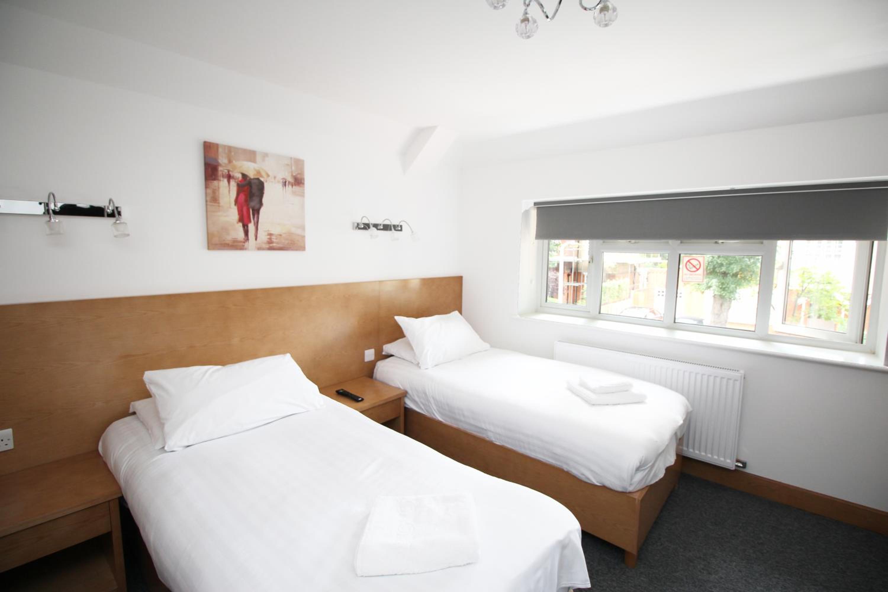 Twin Room with Private Bathroom photo 2