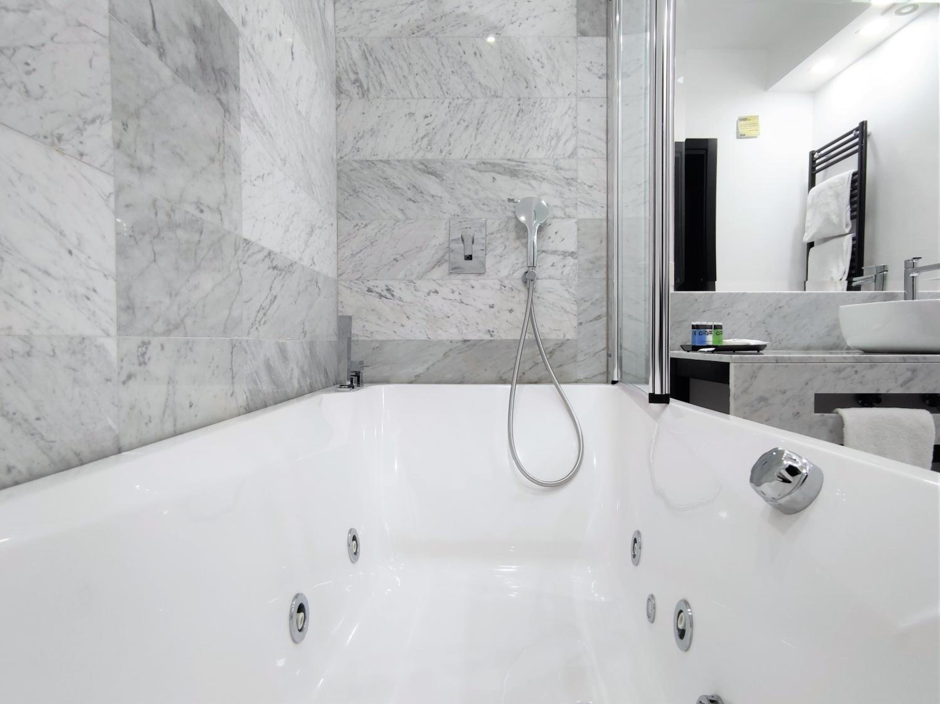 Suite with Hot Tub thumbnail 6