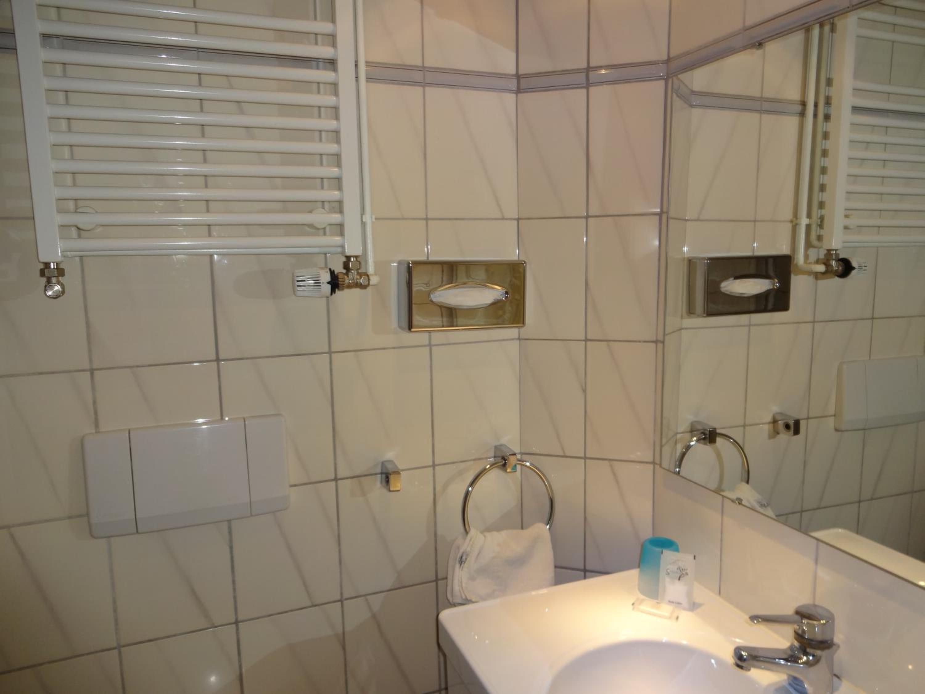 Standard Double Room - Photo 10