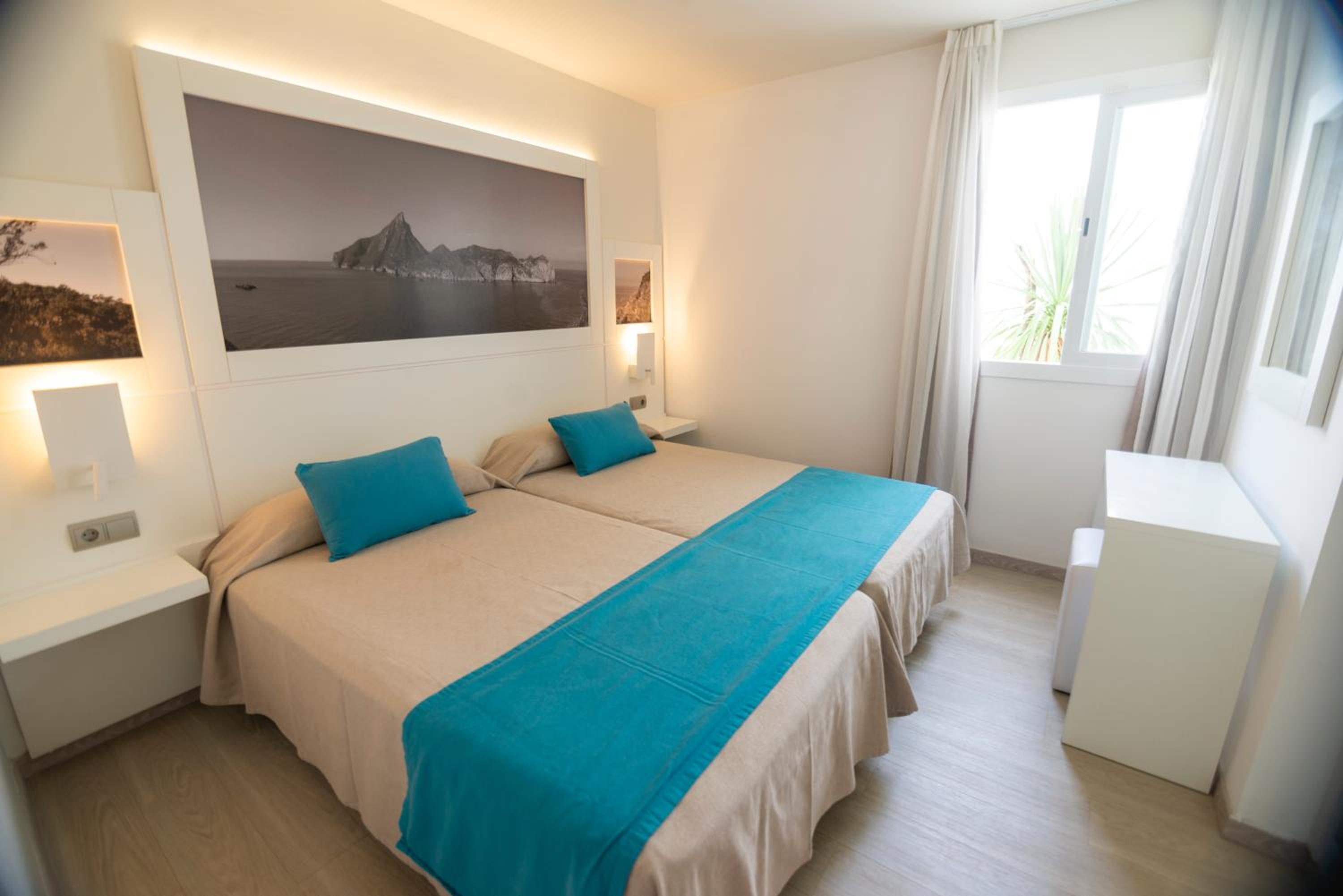 Apartamento de un dormitorio superior con vista lateral al mar