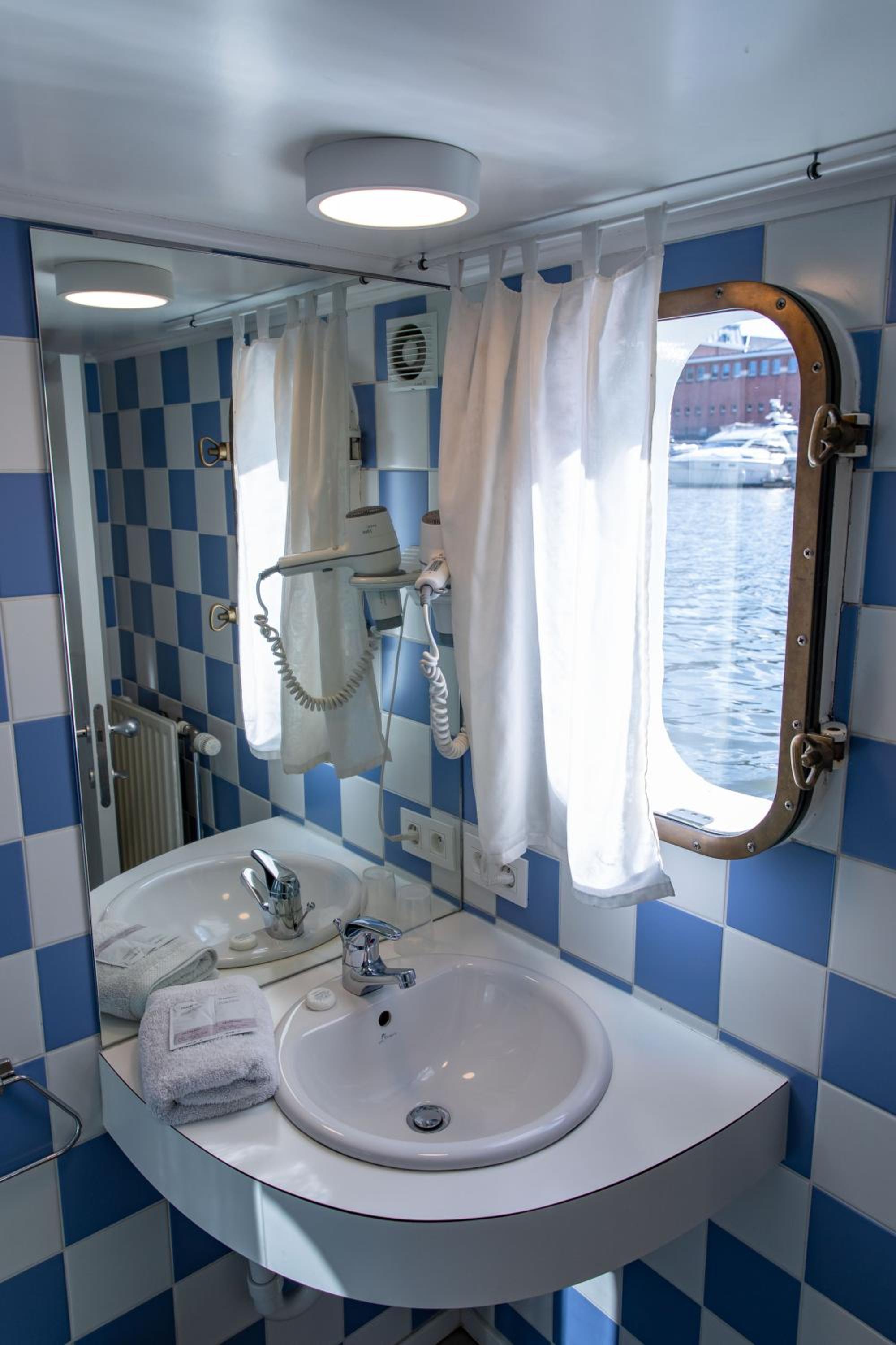 Twin Room with Private Bathroom - Photo 3