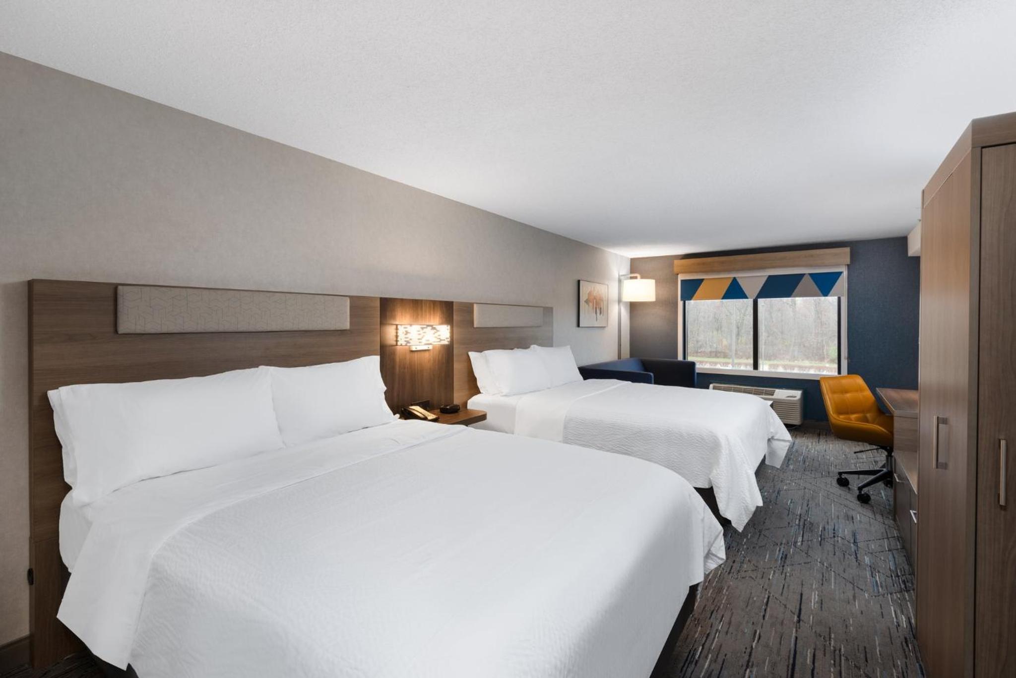 Standard Room with Two Queen Beds - Photo 2