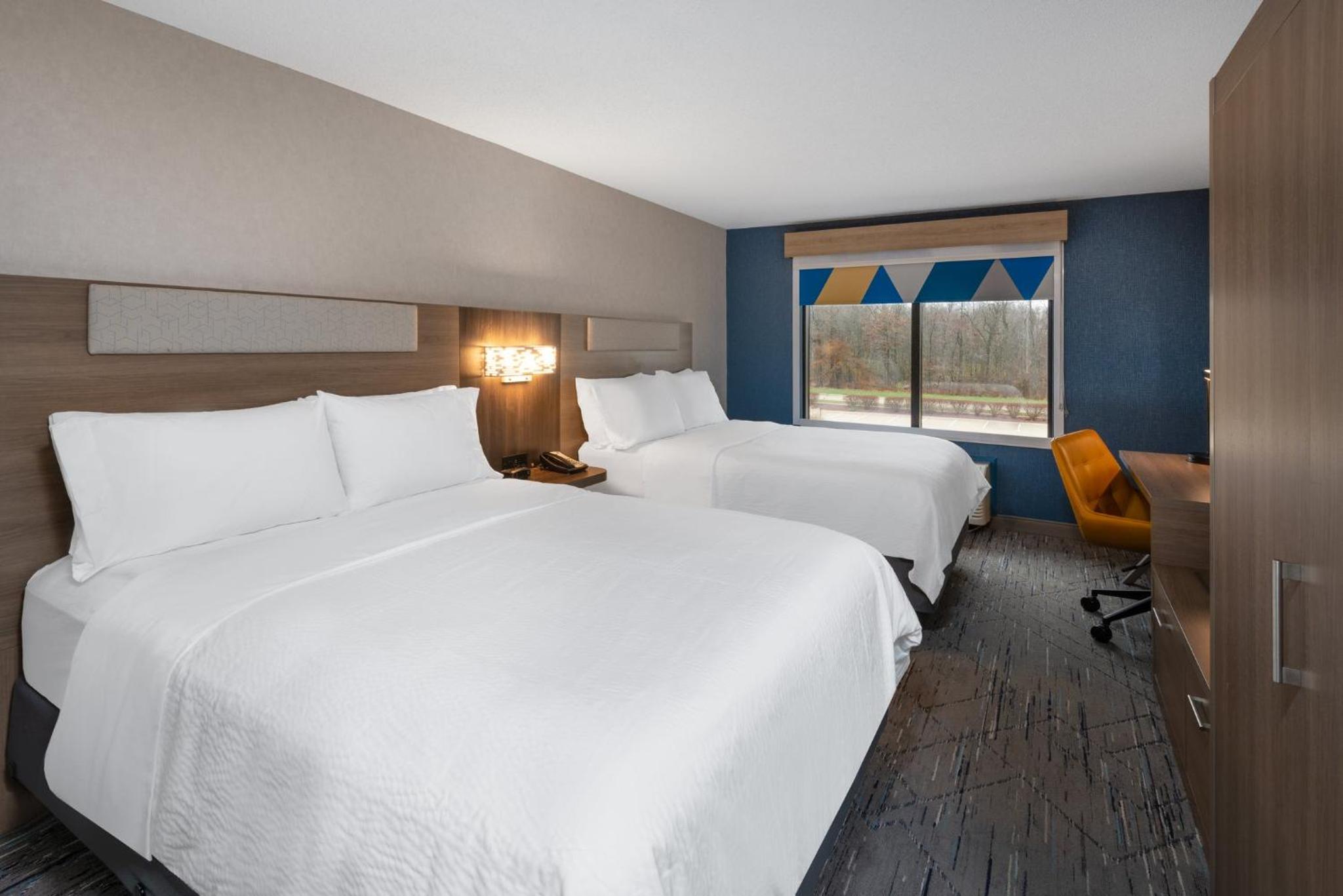 Standard Room with Two Queen Beds - Photo 3