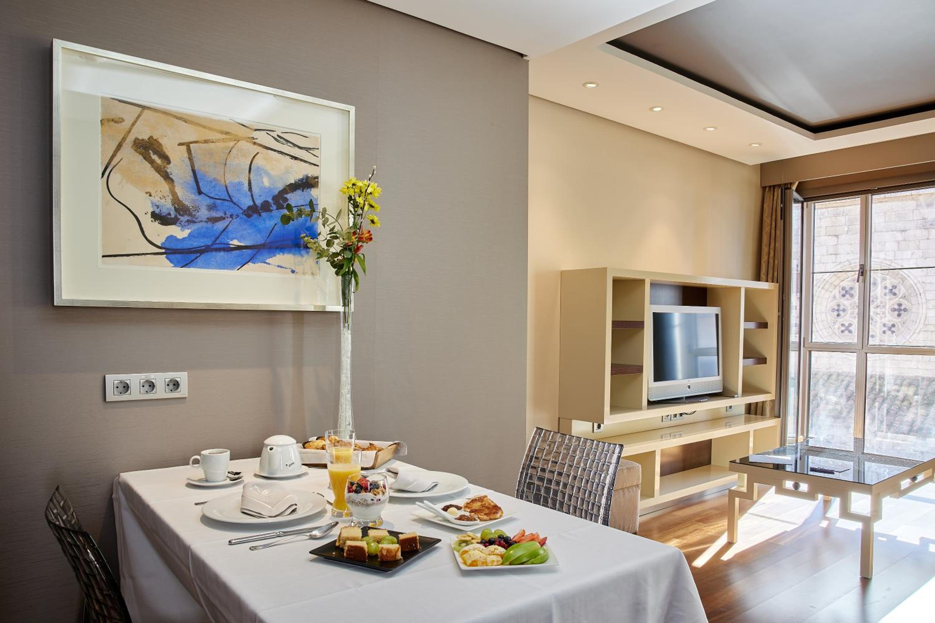 Deluxe Suite - Photo 5