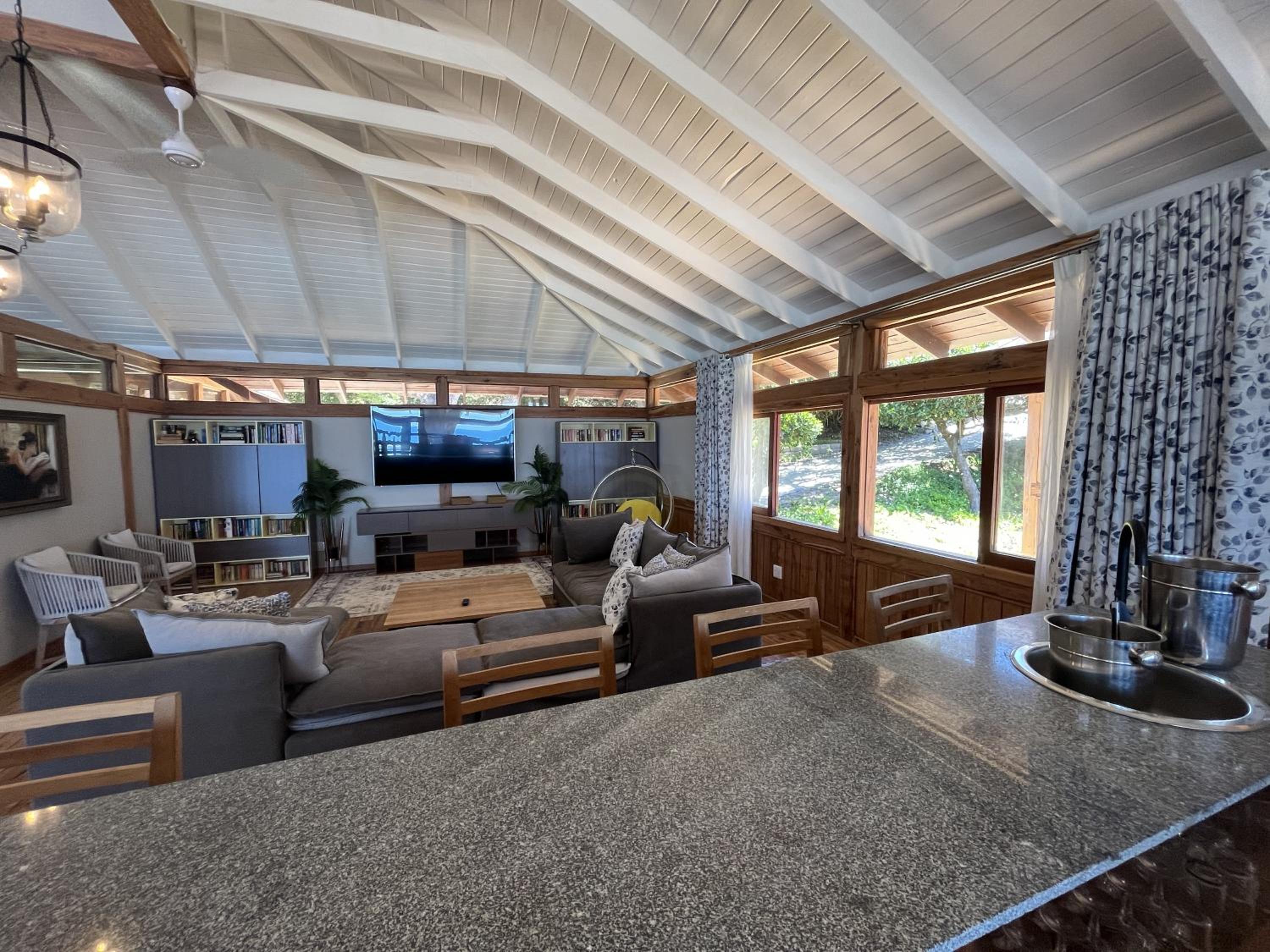 Six-Bedroom House photo 1