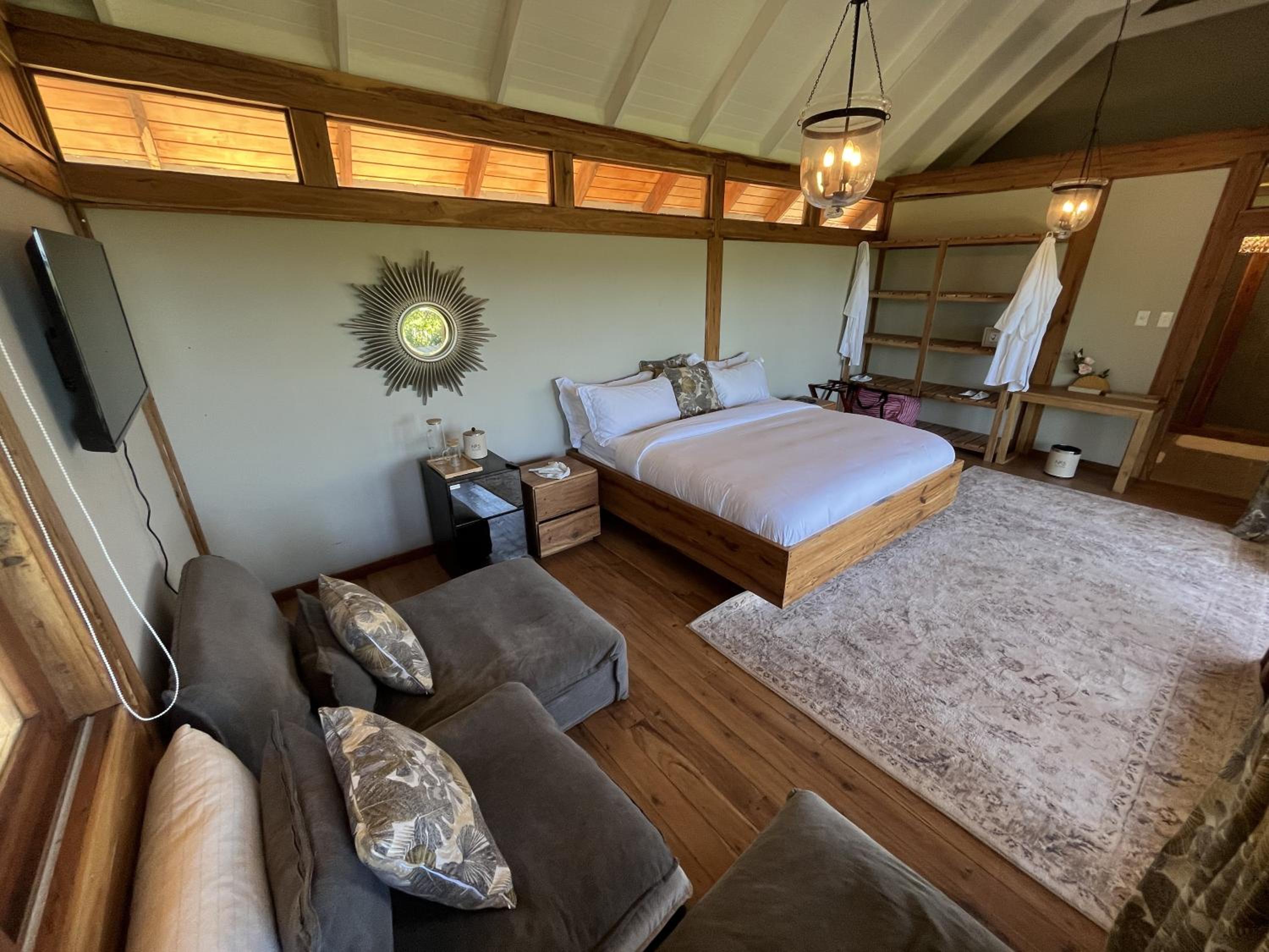 Six-Bedroom House photo 3