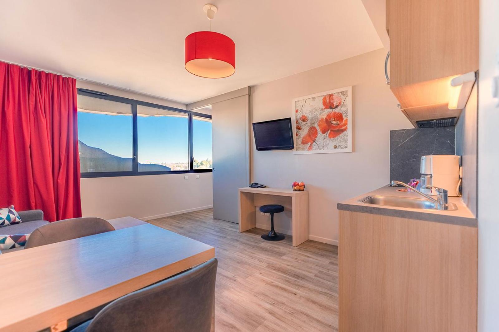  One-Bedroom Apartment - Photo 3