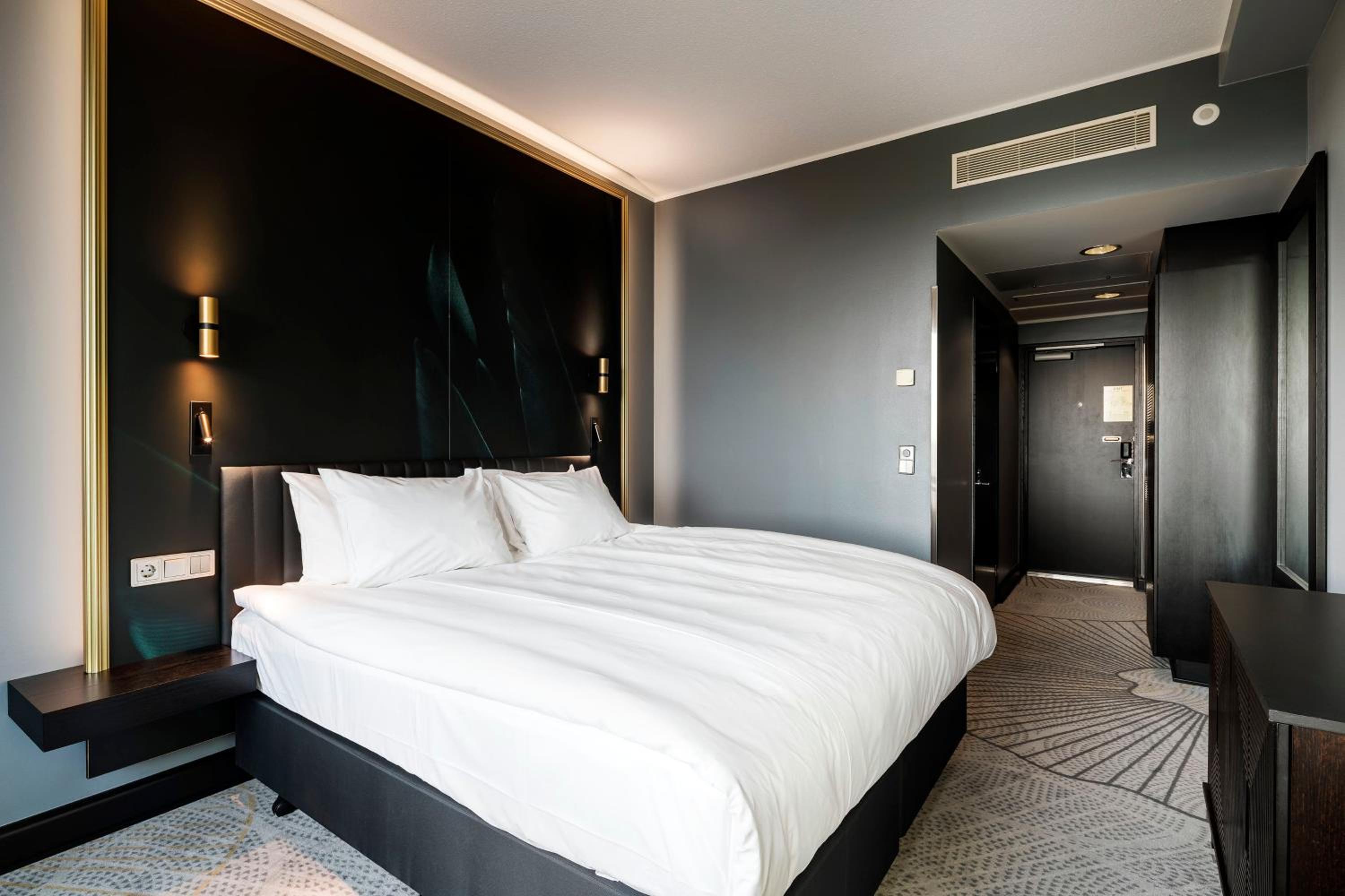 Premium King Room - Club Lounge Access - Photo 9