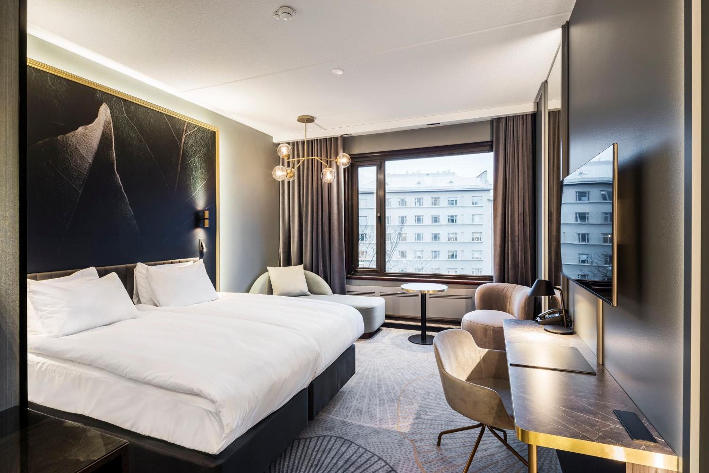 Standard King Room - Photo 11