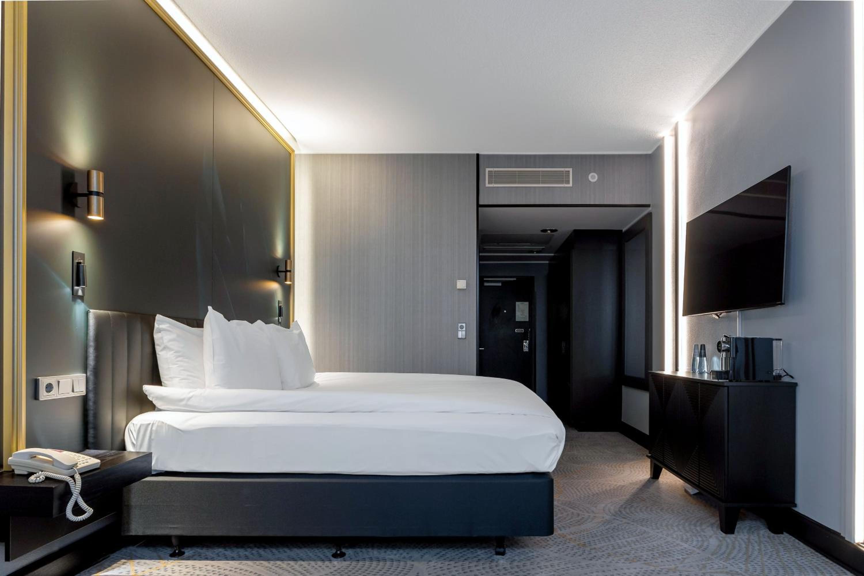 Junior King Suite with Sofa Bed