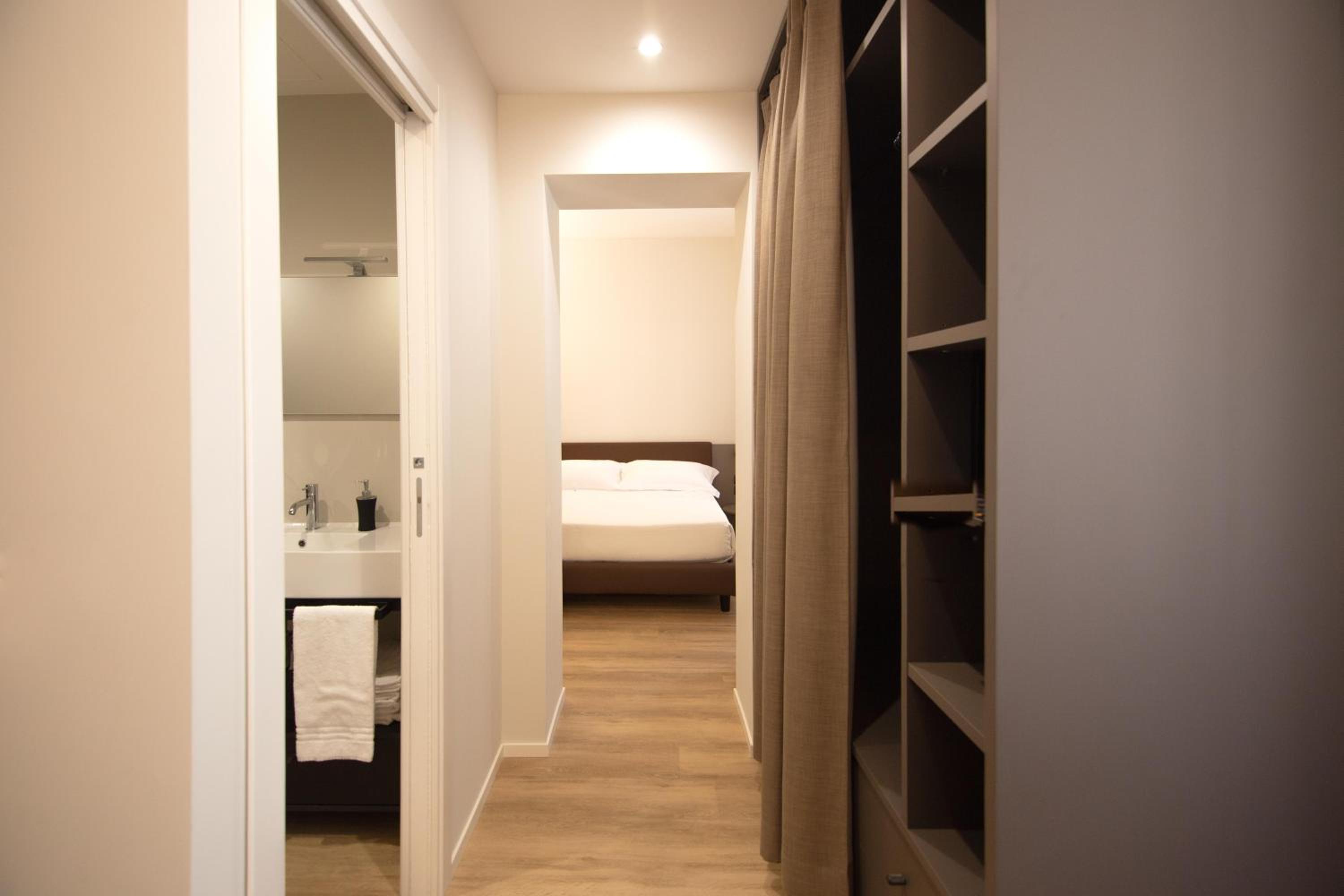 Suite with Hot Tub - Annex - Photo 9
