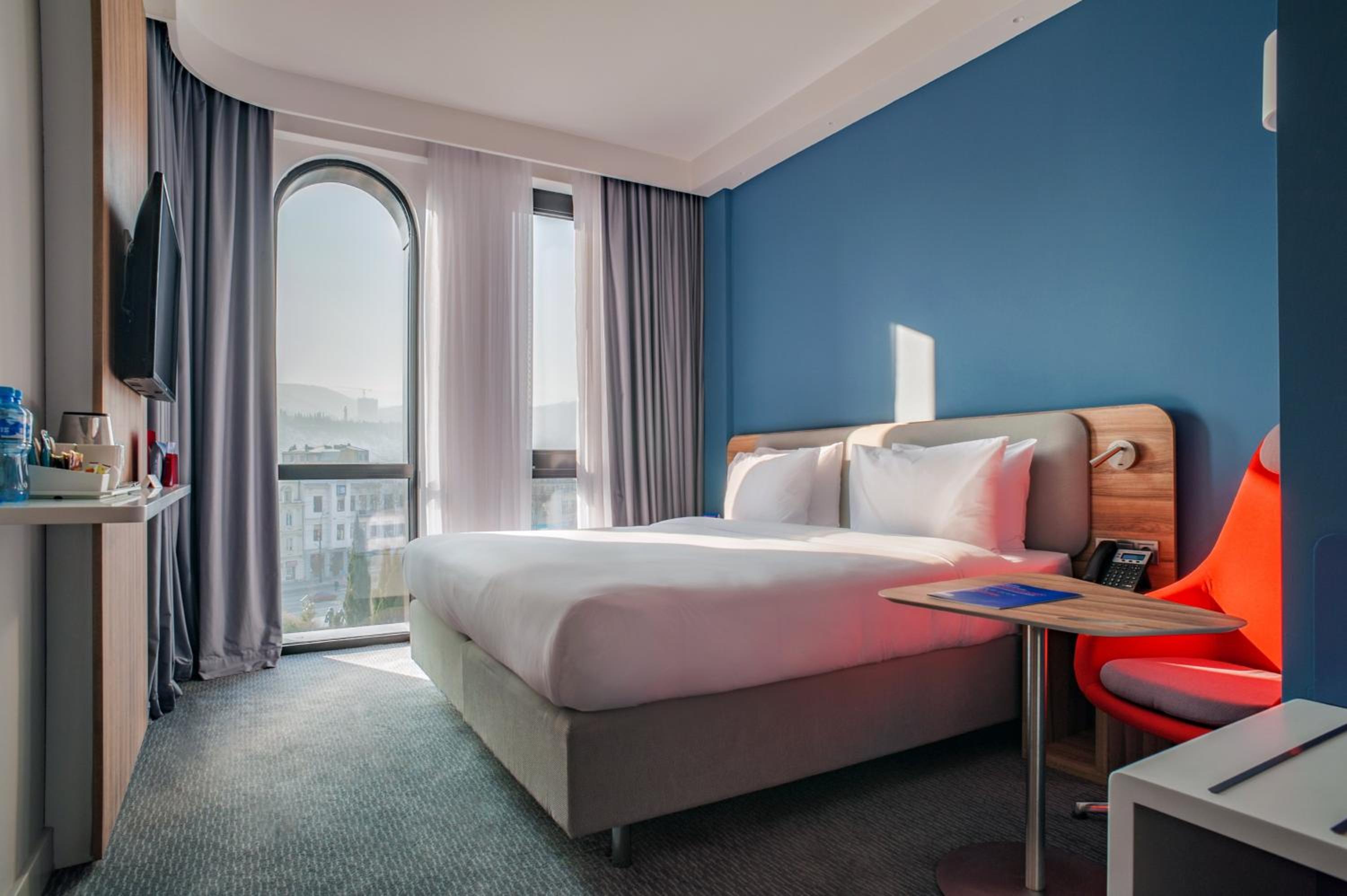 Standard King Room with City View - Photo 7