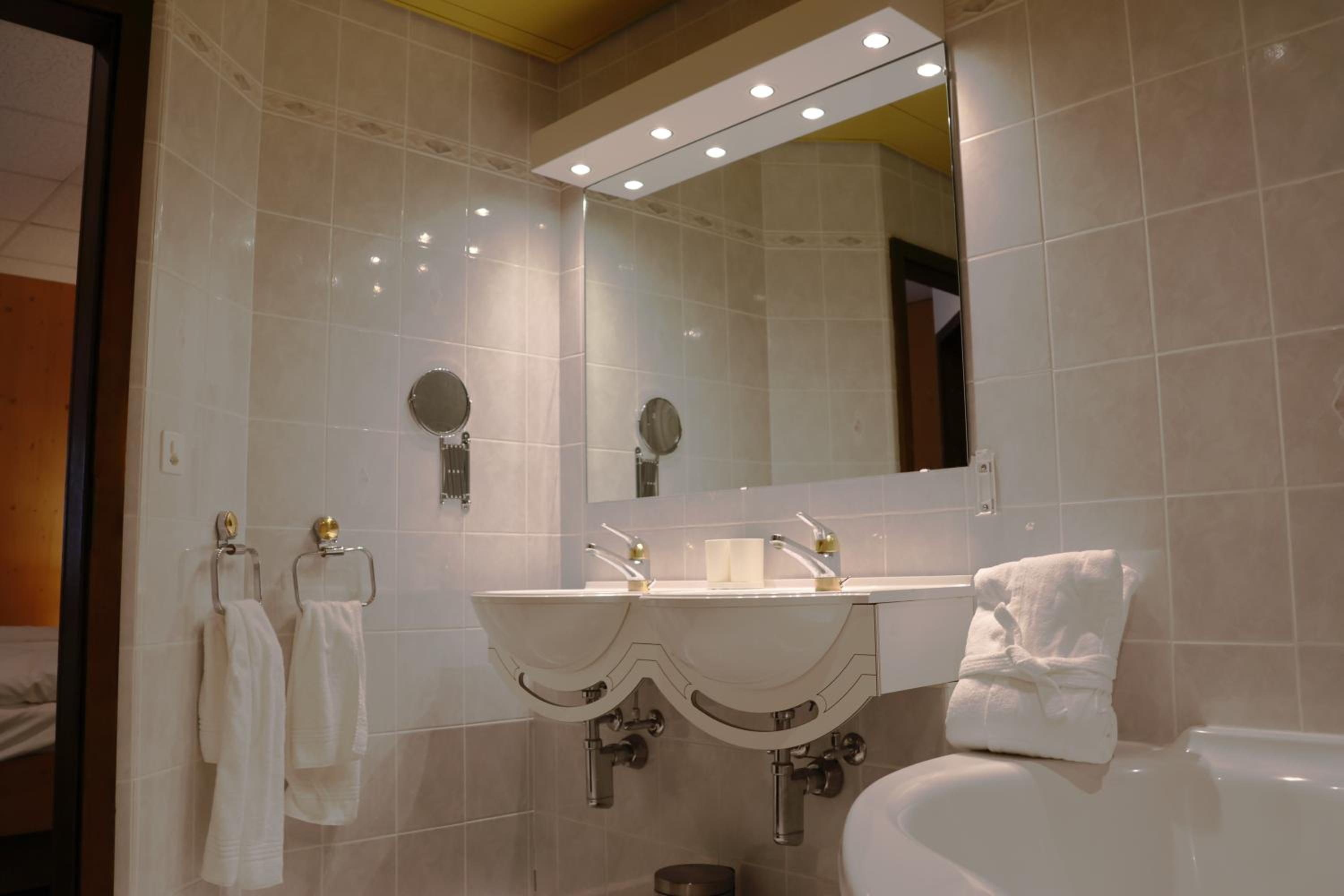 Suite with Balcony - Photo 22