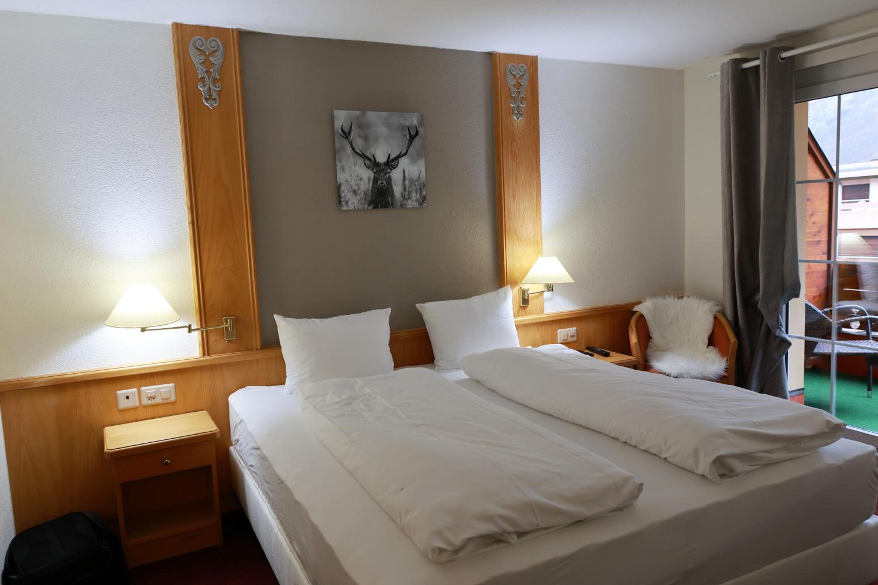 Queen Room with Balcony - Photo 9