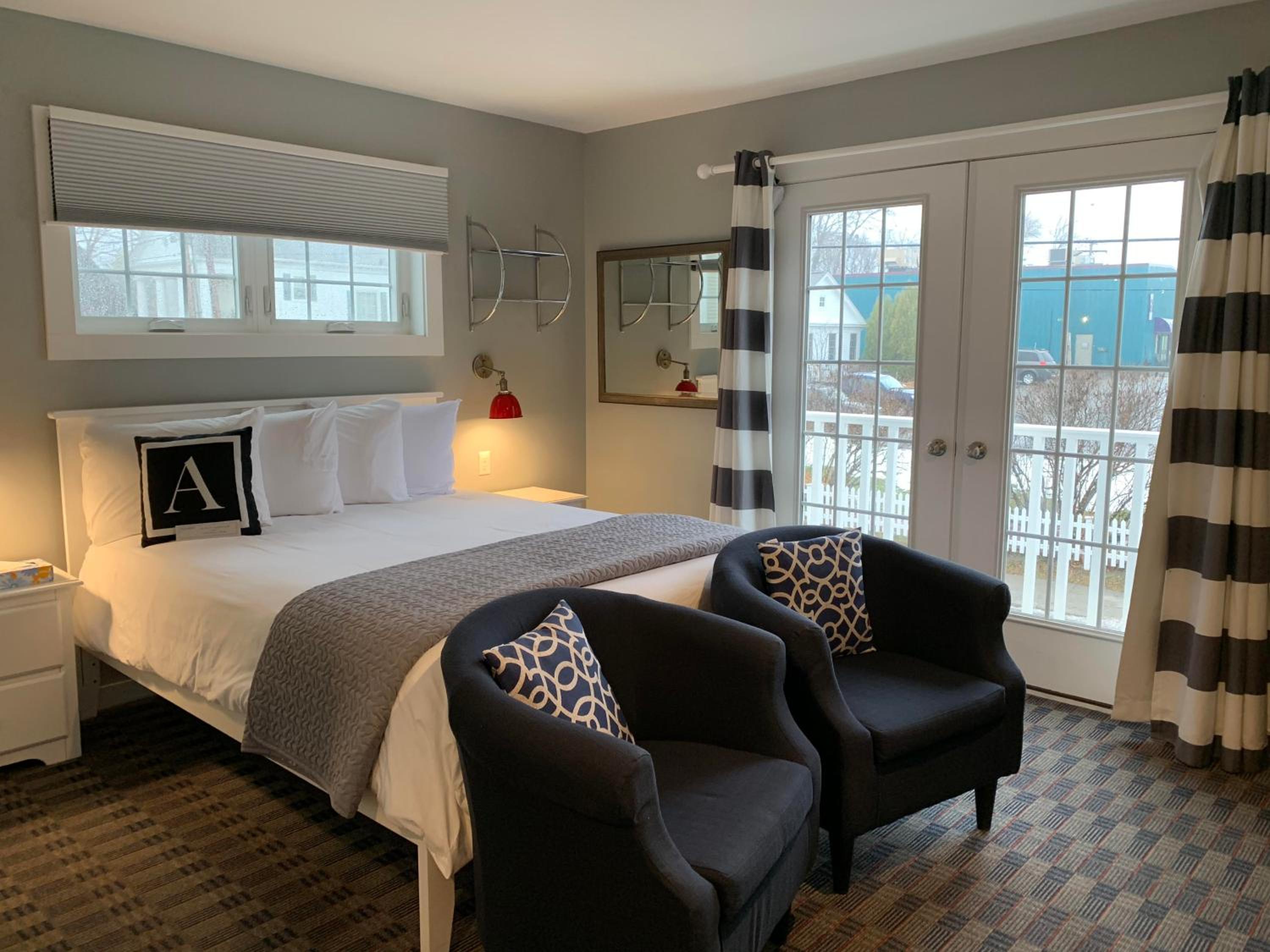 Queen Room photo 2