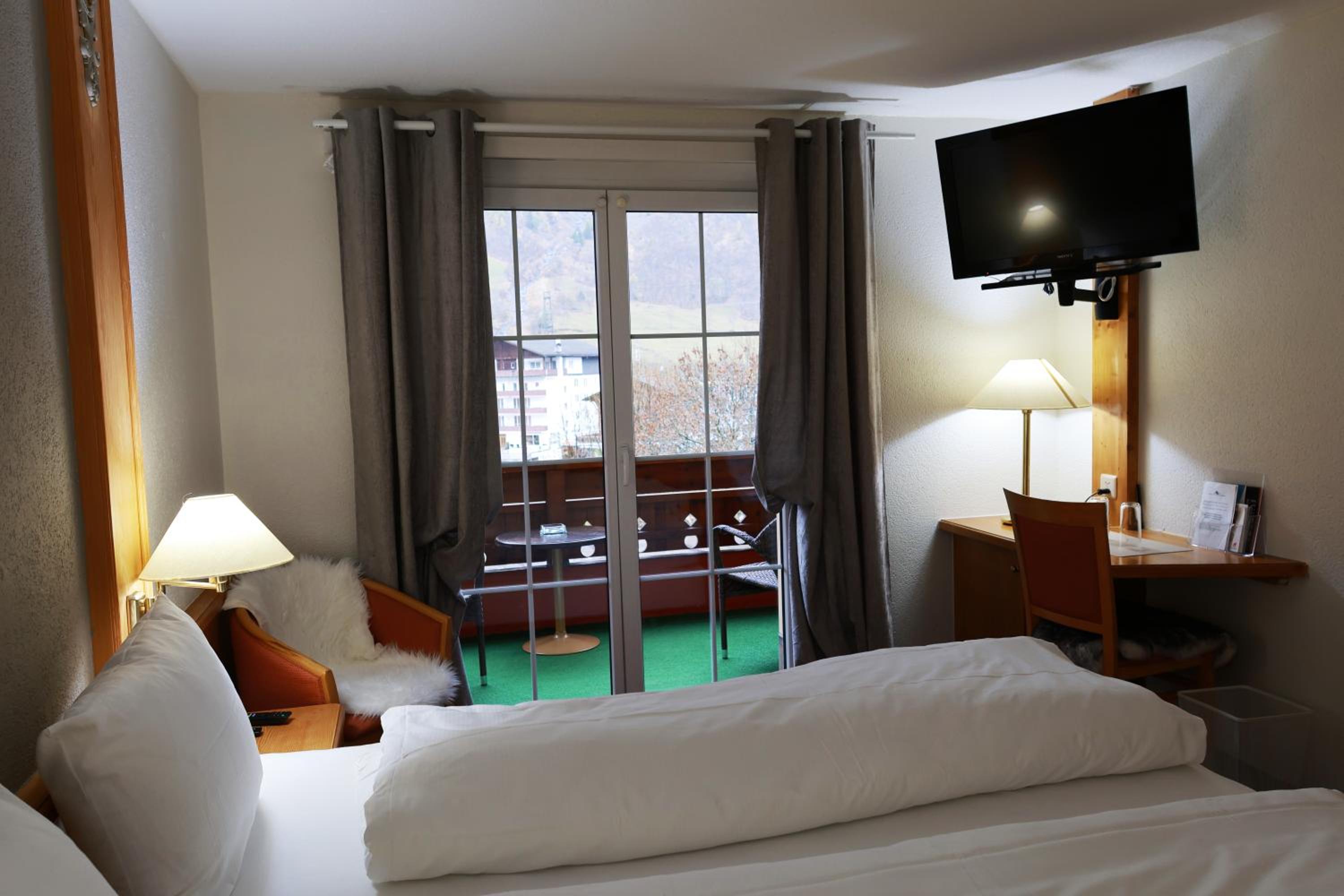Queen Room with Balcony - Photo 8