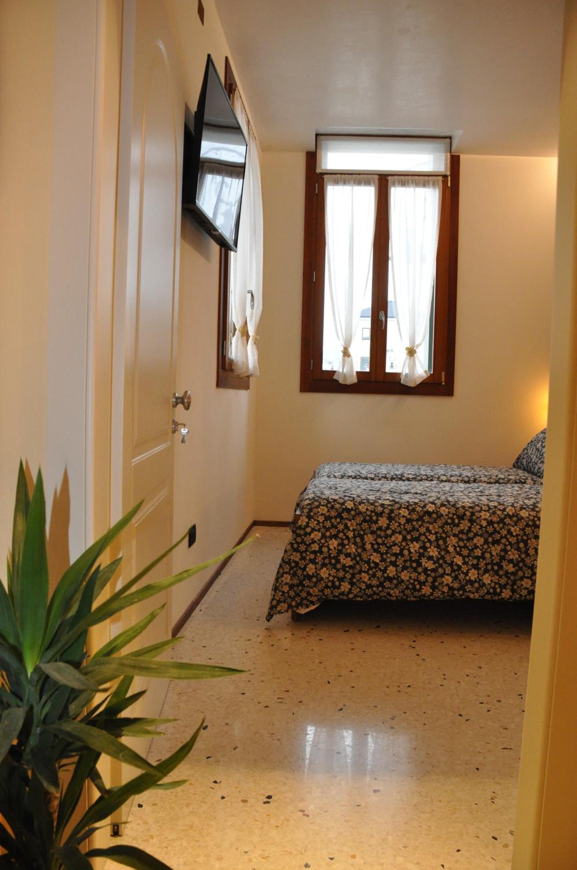 Twin Room with Private Bathroom photo 2