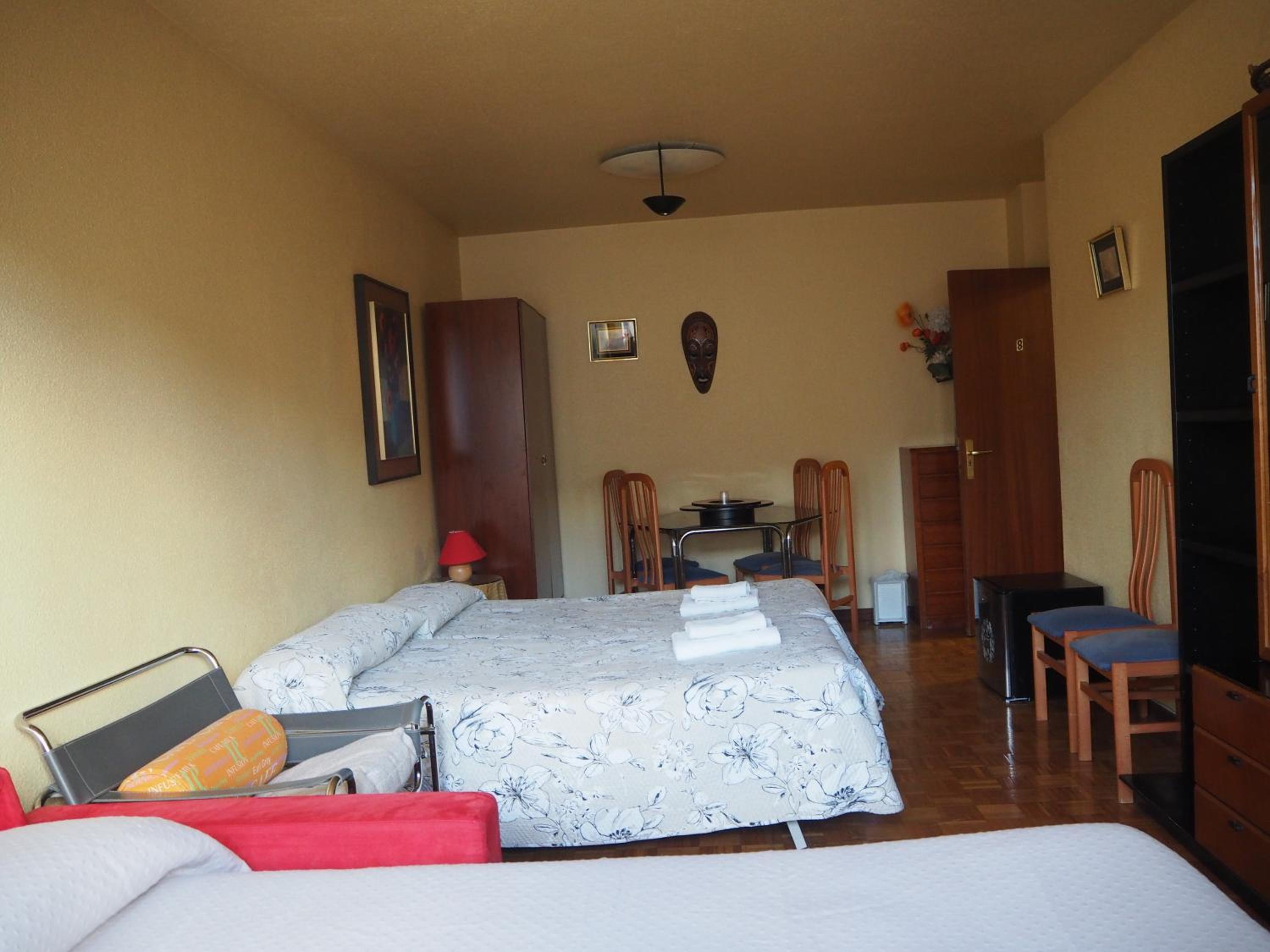Habitación Triple con Baño Compartido