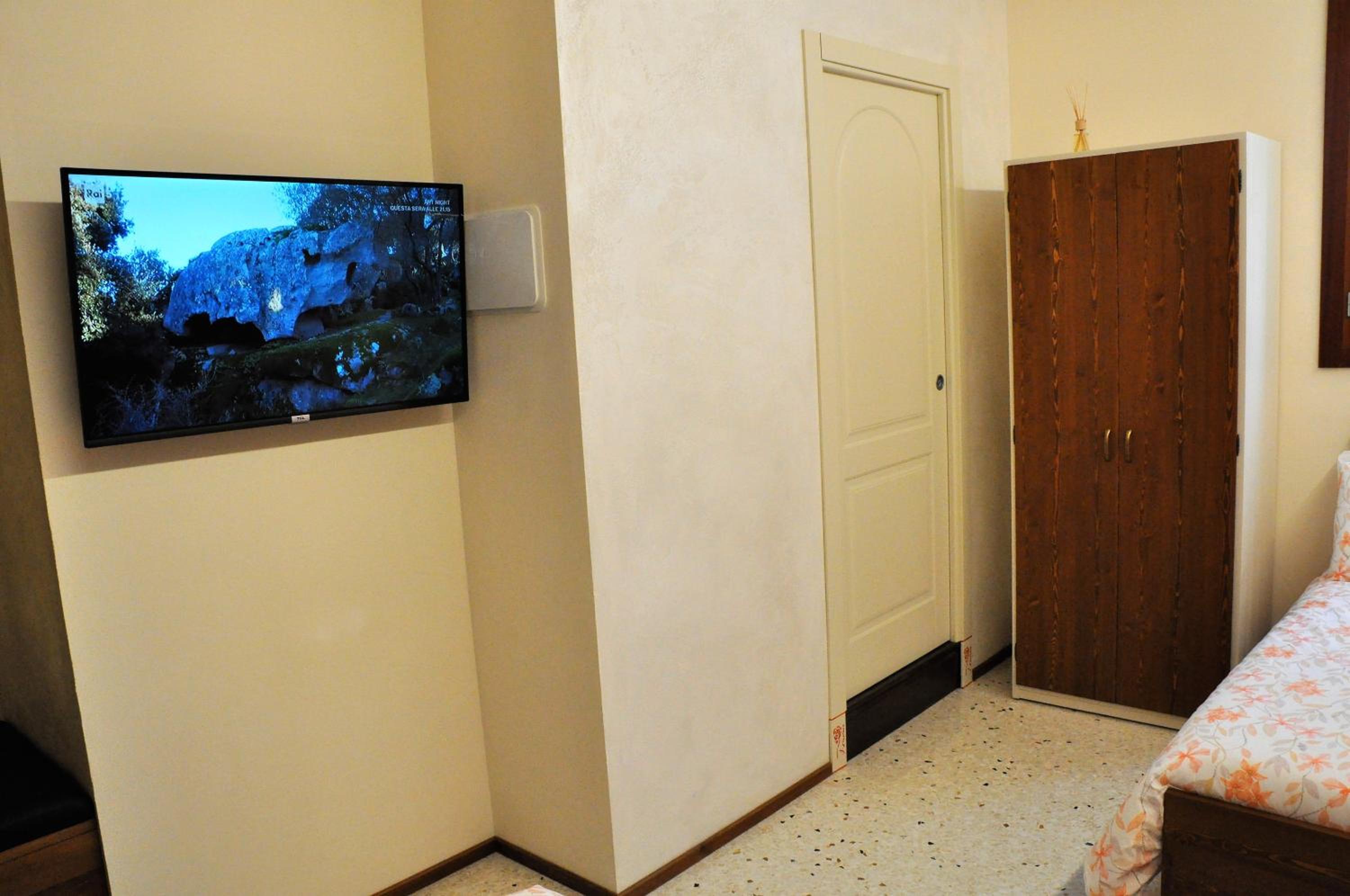 Twin Room with Private Bathroom photo 2