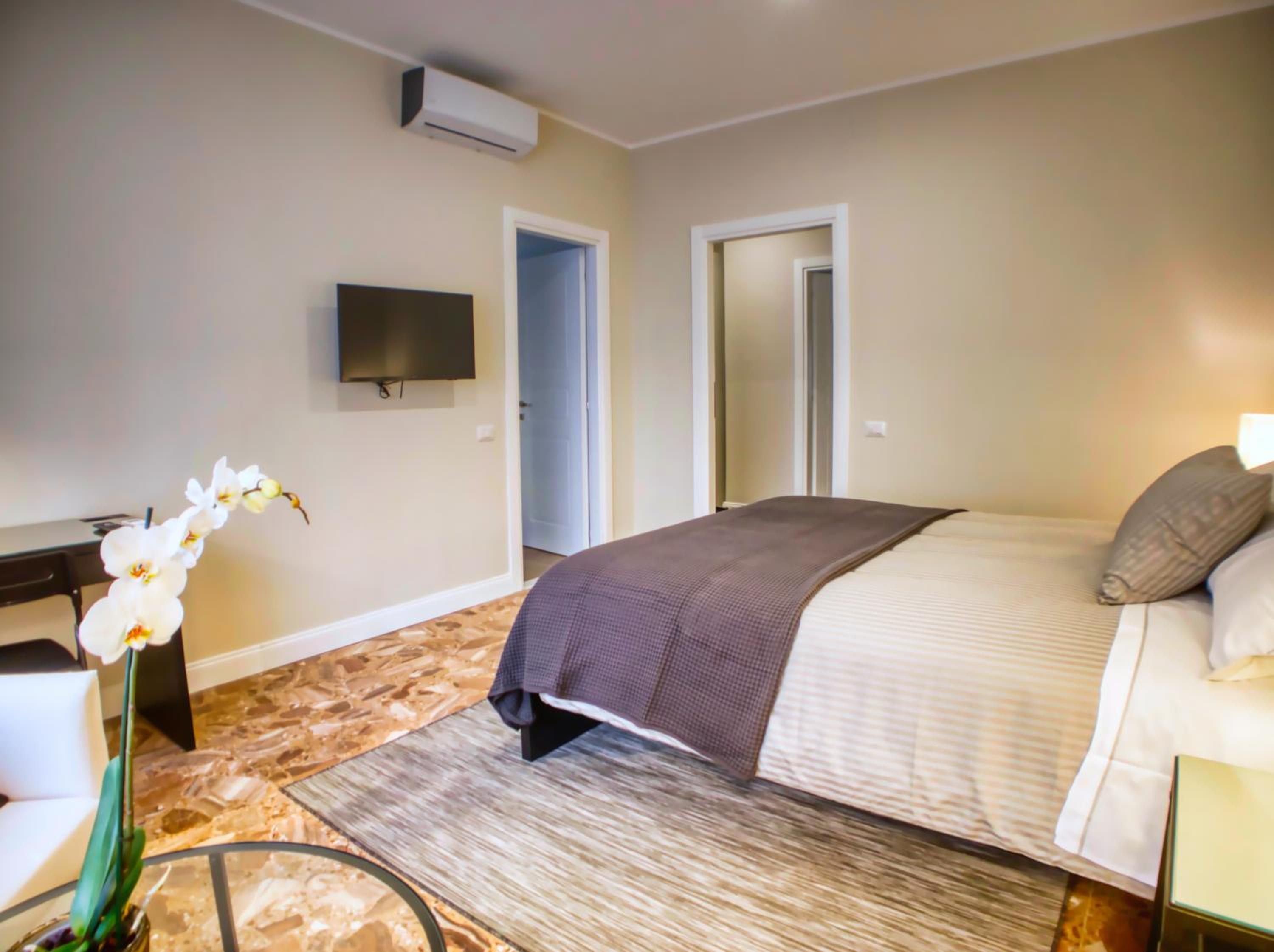 Large Double Room photo 2