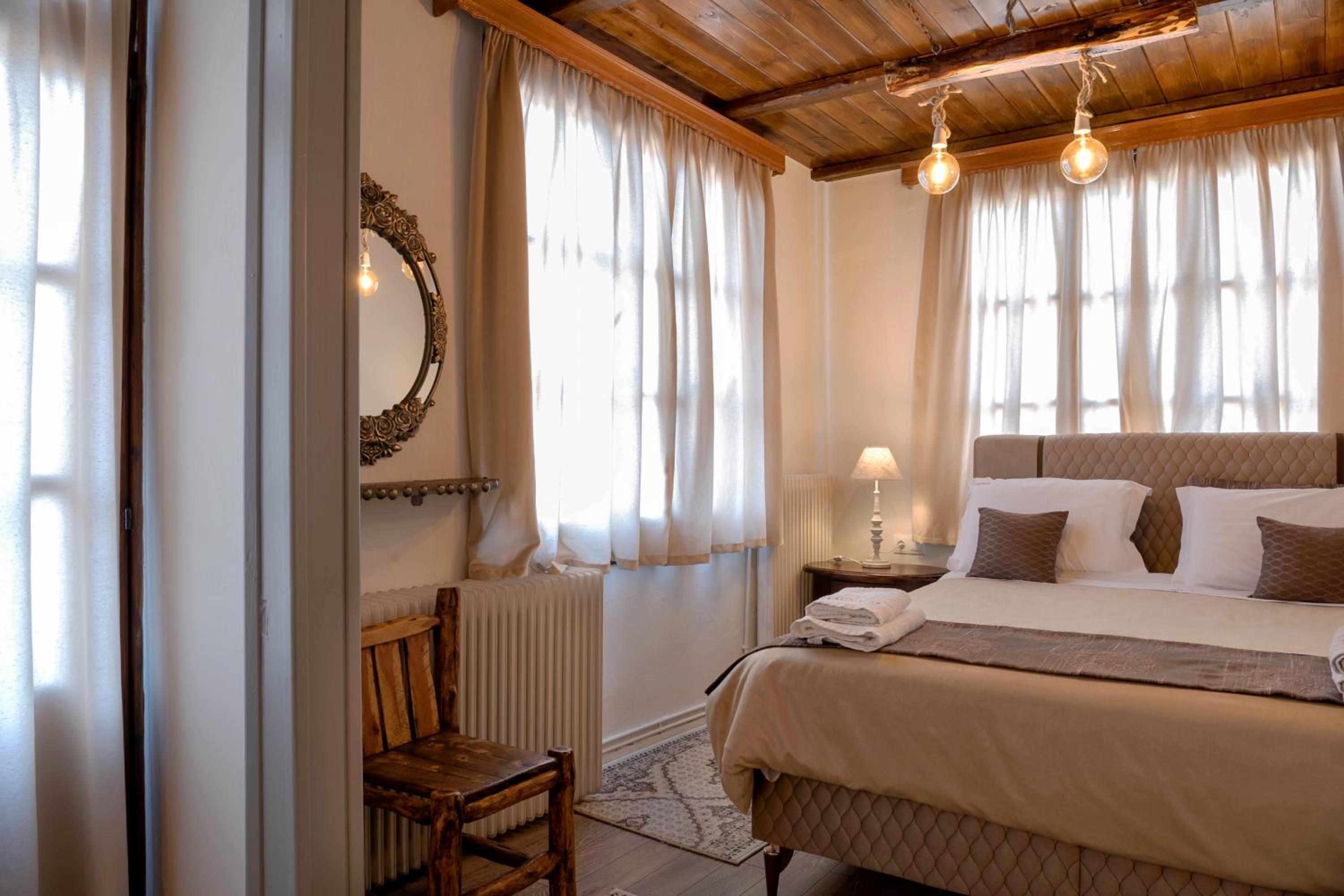 Apartment with Balcony - Photo 4
