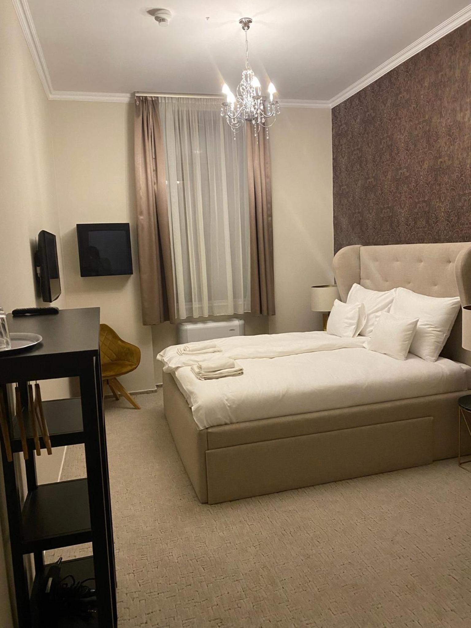 Deluxe Queen Room - Photo 15