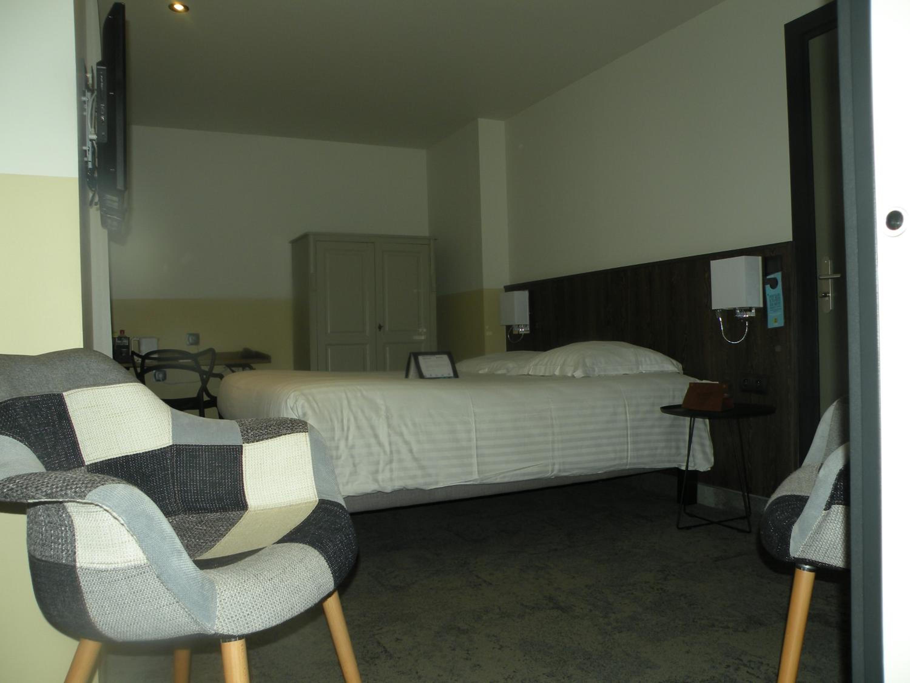 Superior Family Room photo 1