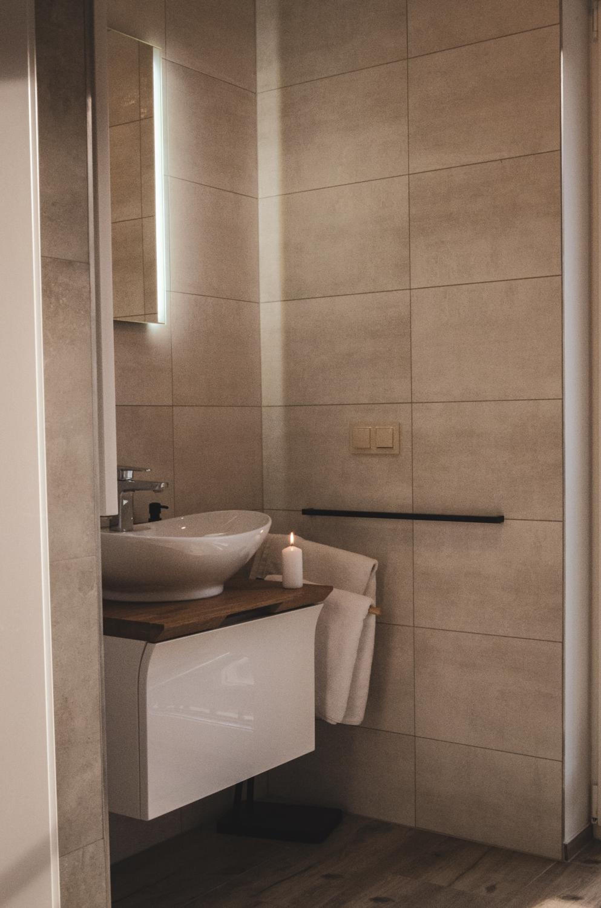 Apartment with Balcony - Photo 4