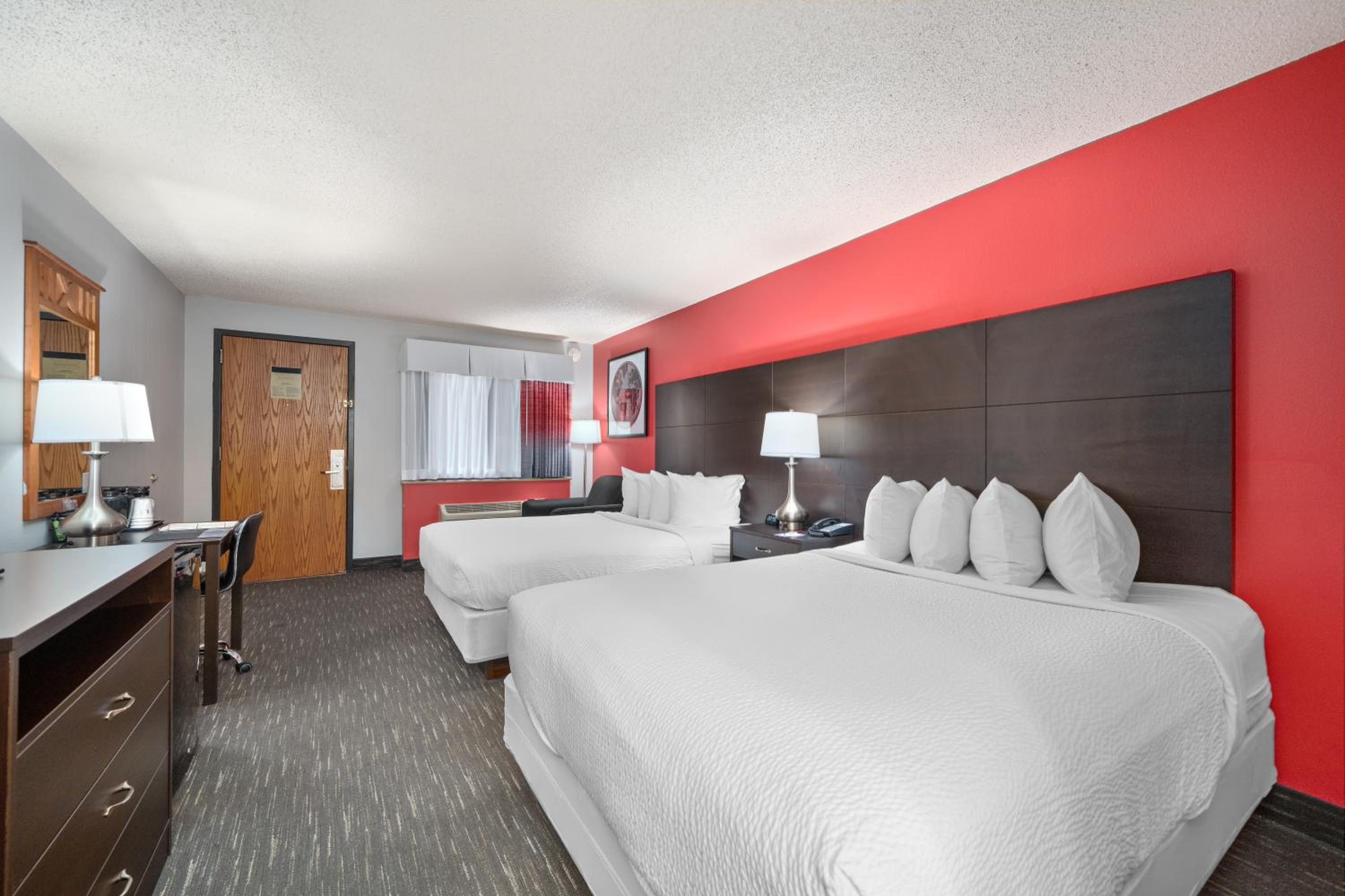 Queen Room with Two Queen Beds - Non-Smoking - Photo 5