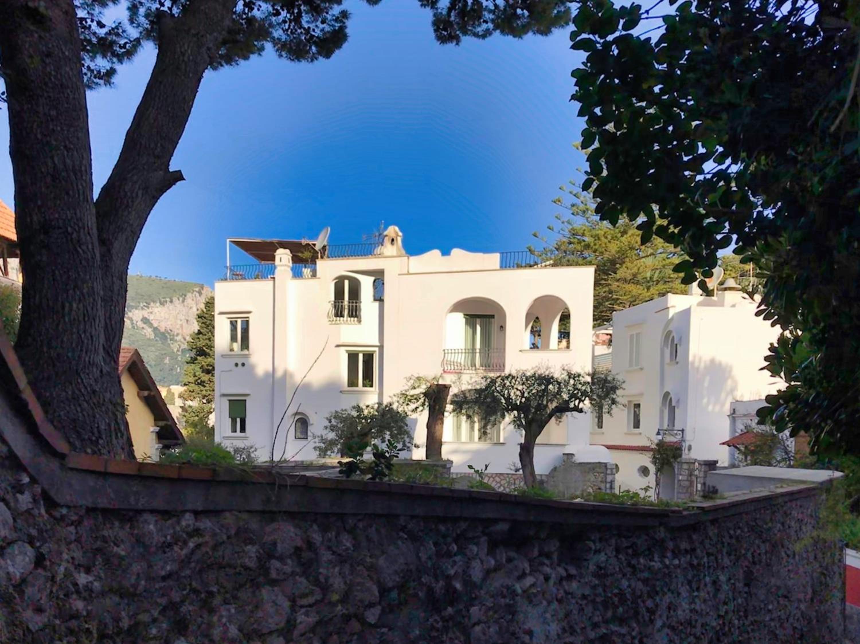 Large Double Room with Balcony and Partial Sea View photo 2