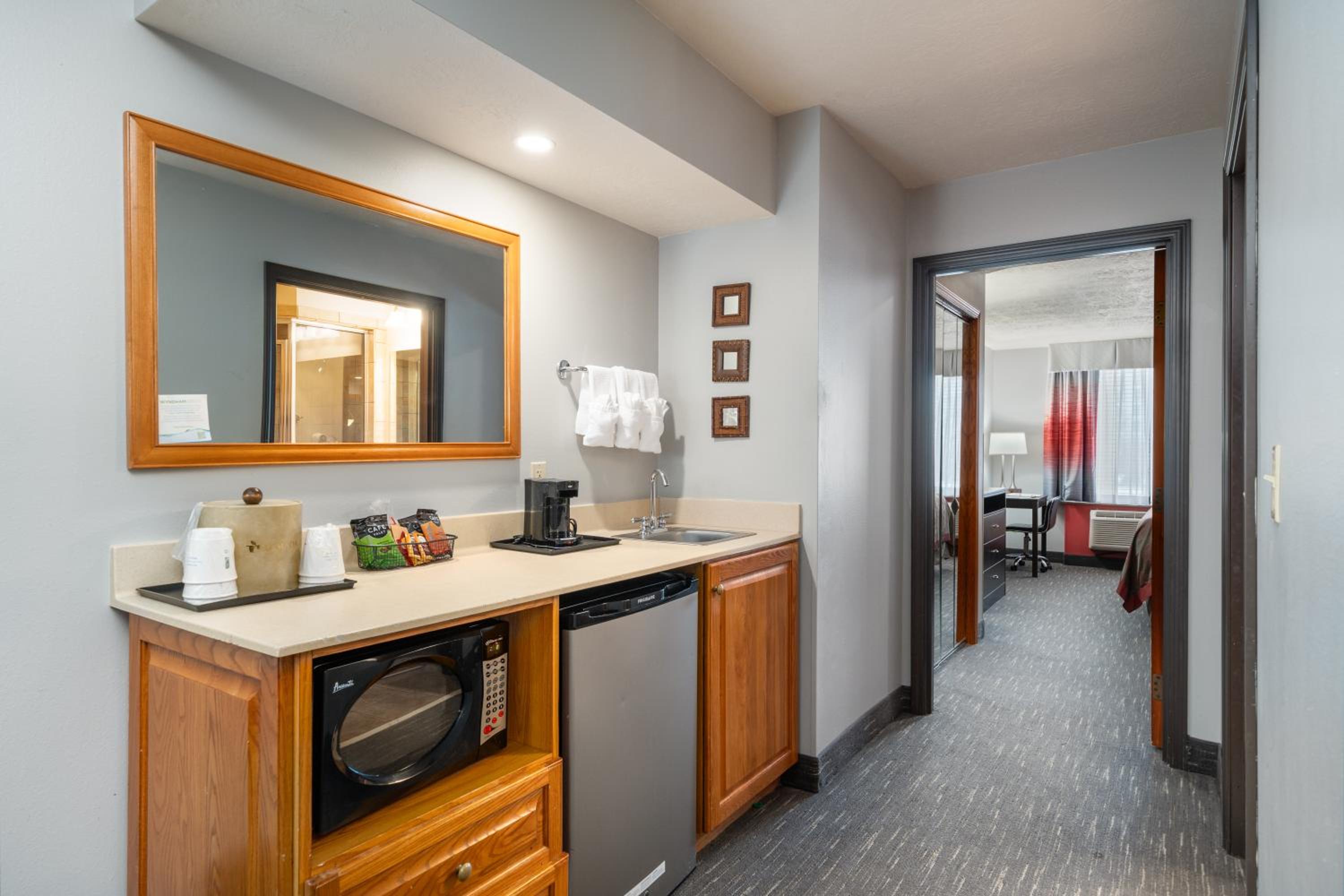 One-Bedroom King Suite with Jetted Tub - Non-Smoking - Photo 6