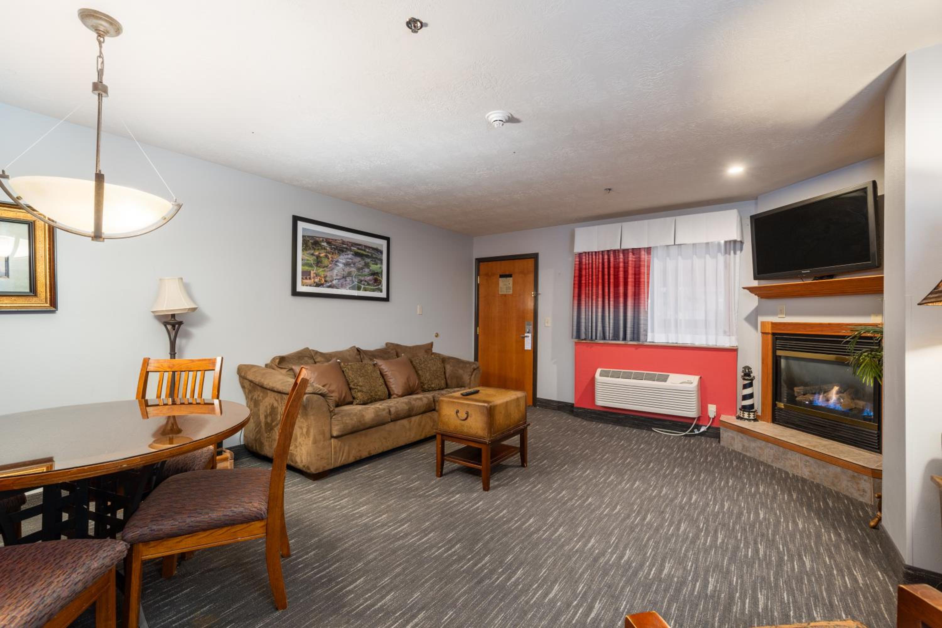One-Bedroom King Suite with Jetted Tub - Non-Smoking - Photo 9