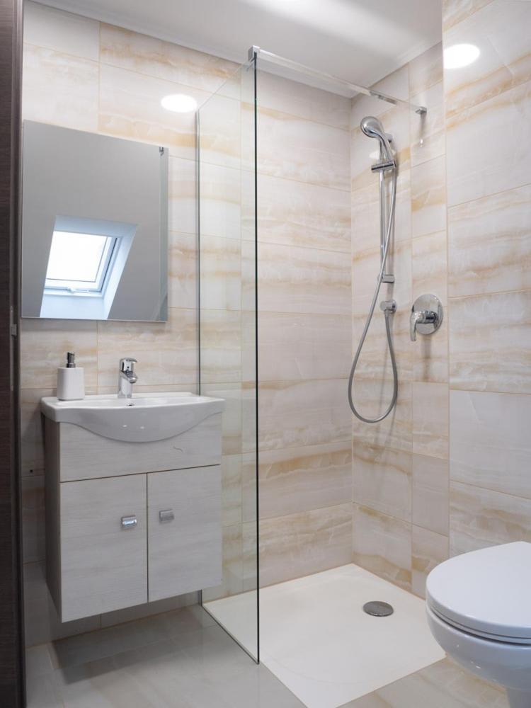 Double or Twin Room with Private Bathroom photo 2