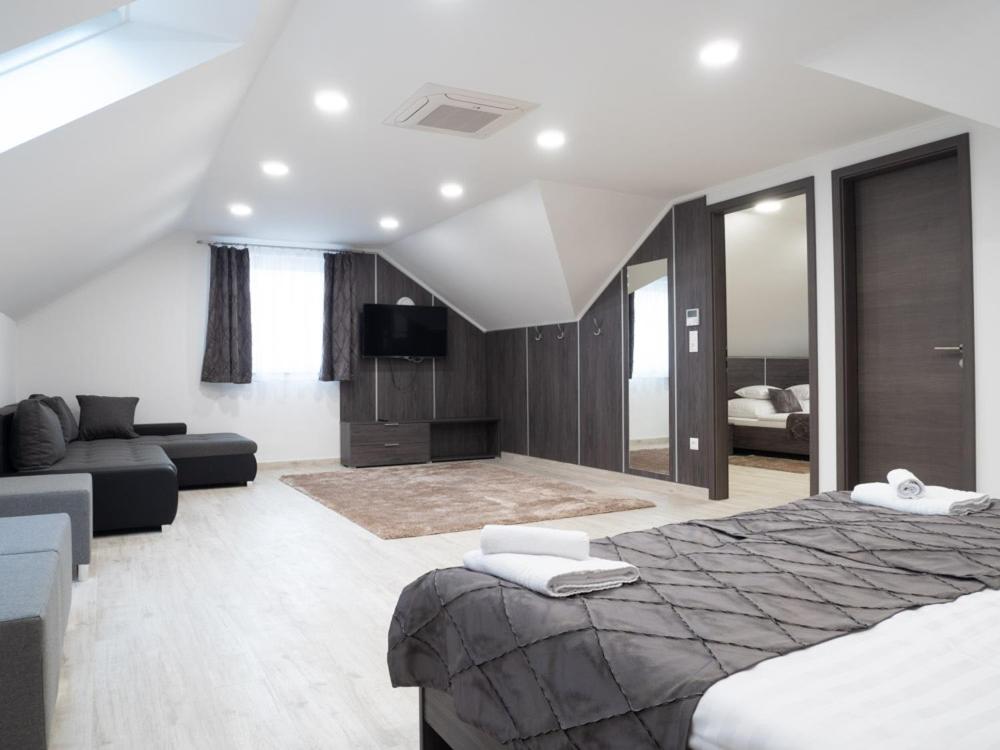 Double or Twin Room with Private Bathroom photo 3