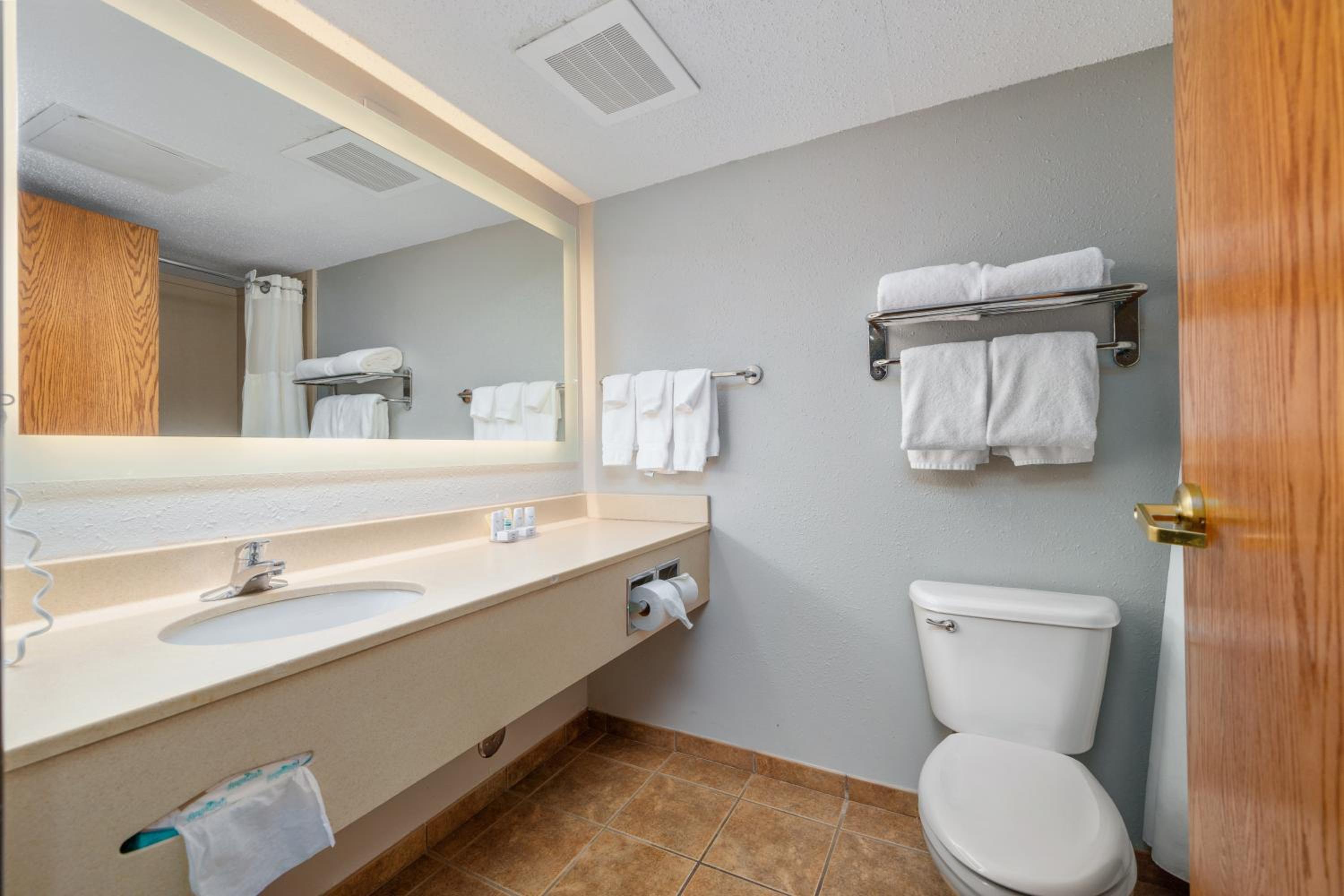 One Bedroom Suite with Two Queen Beds and Pool View - Second Floor - Non-Smoking - Photo 2