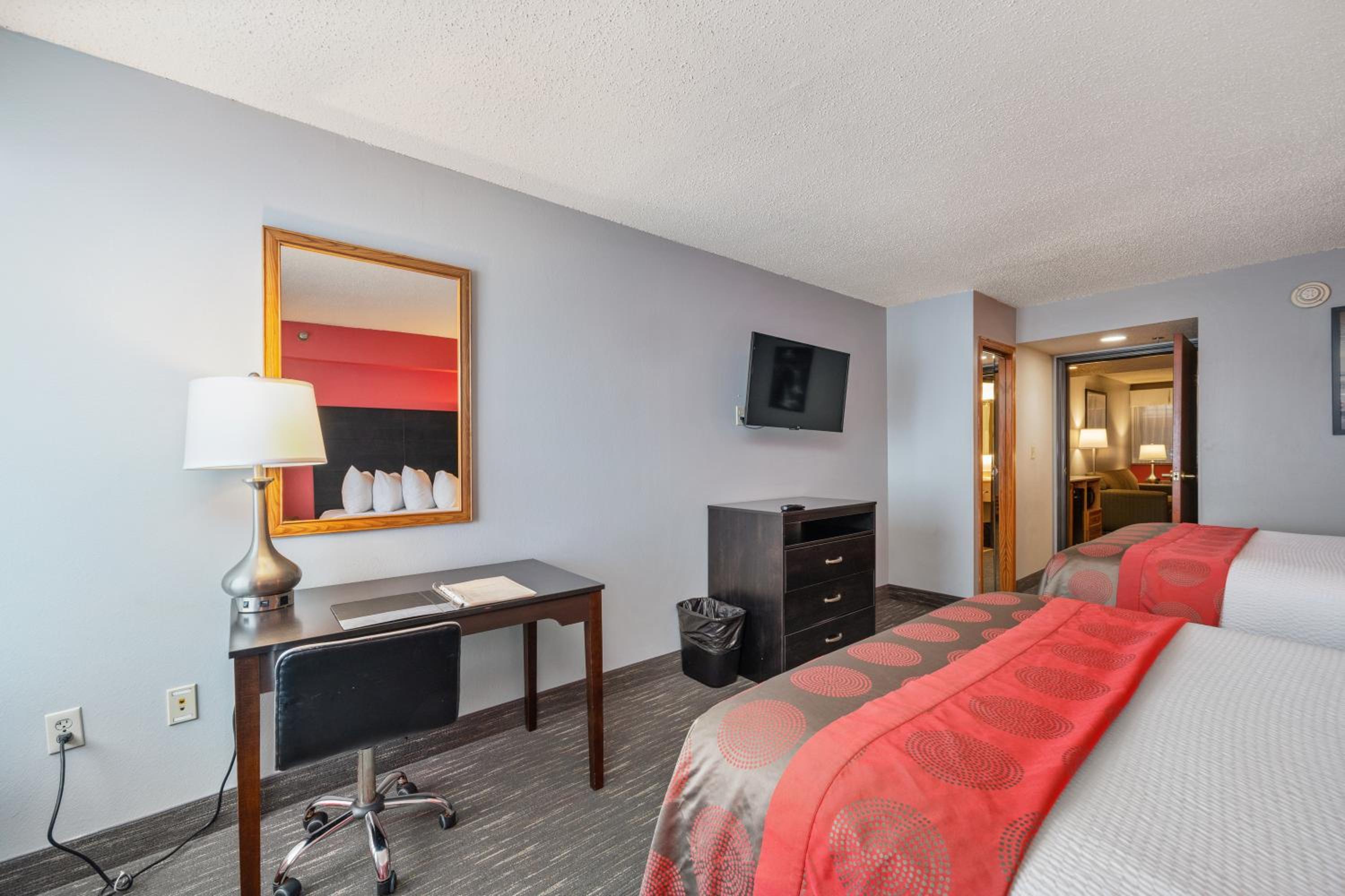 One Bedroom Suite with Two Queen Beds and Pool View - Second Floor - Non-Smoking - Photo 6
