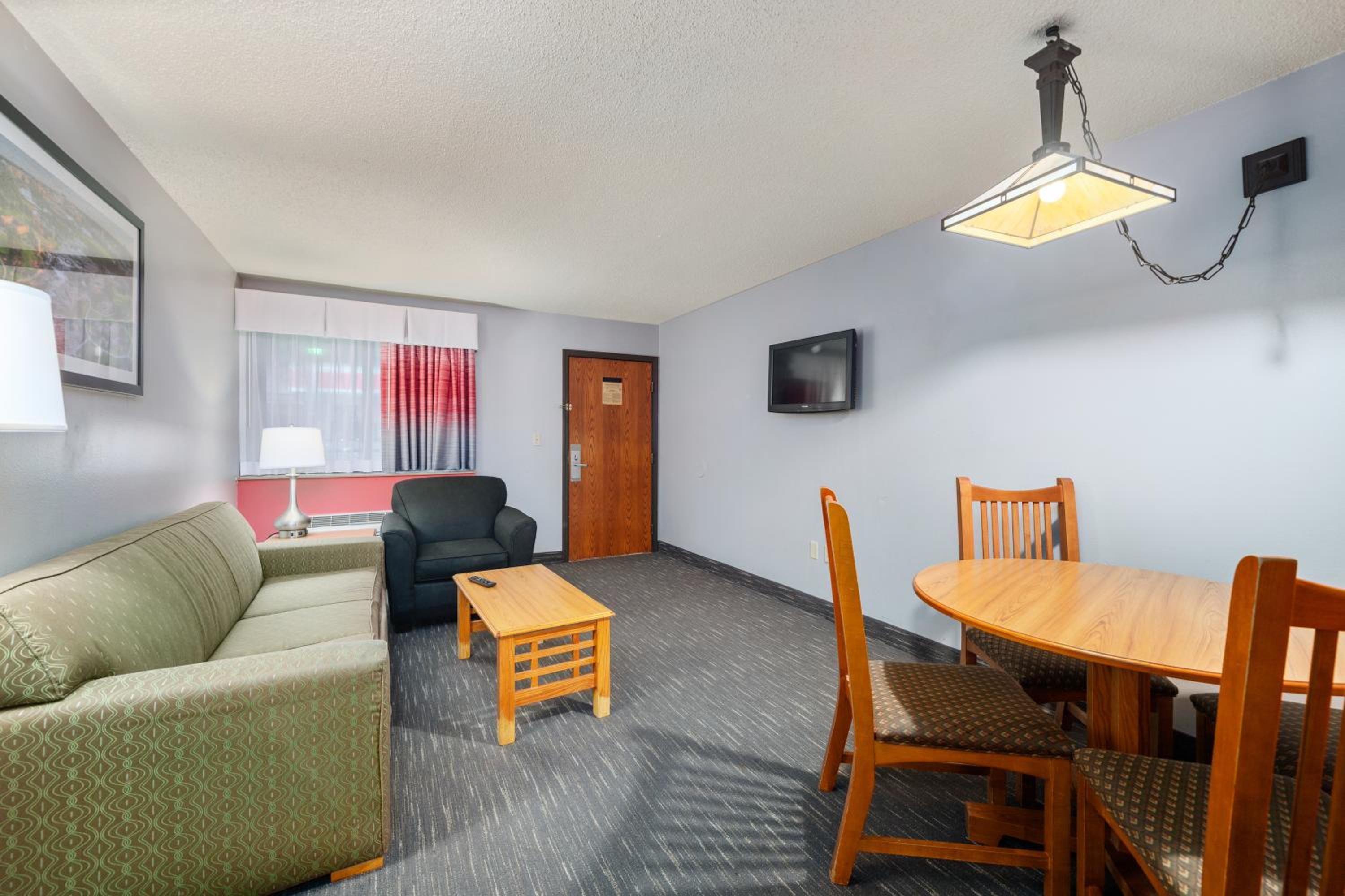 One Bedroom Suite with Two Queen Beds and Pool View - Second Floor - Non-Smoking - Photo 3