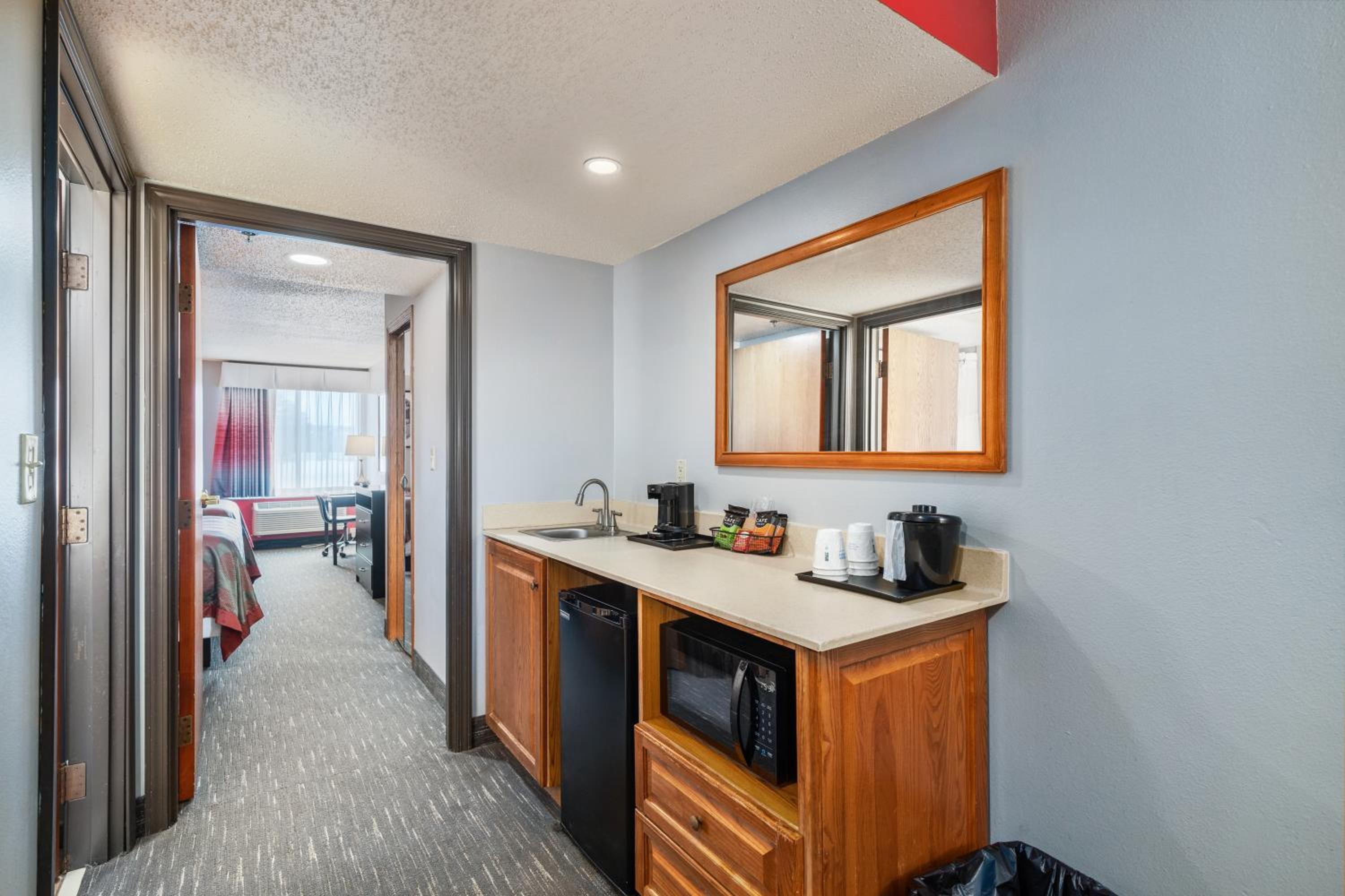 One Bedroom Suite with Two Queen Beds and Pool View - Second Floor - Non-Smoking - Photo 7
