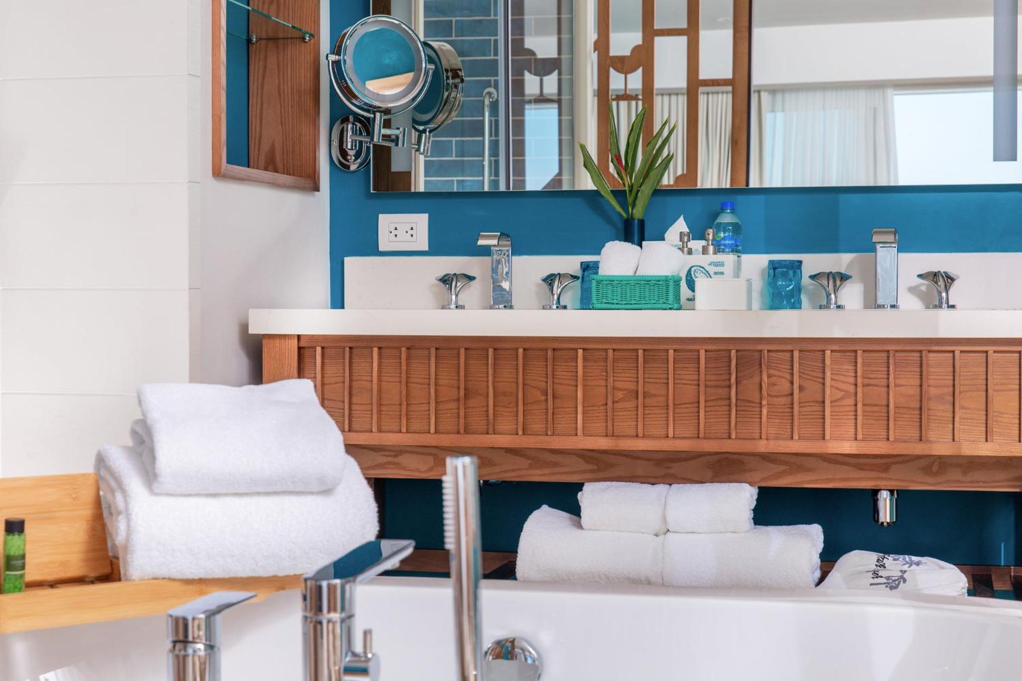 Swim-Up Luxury Jr Suite