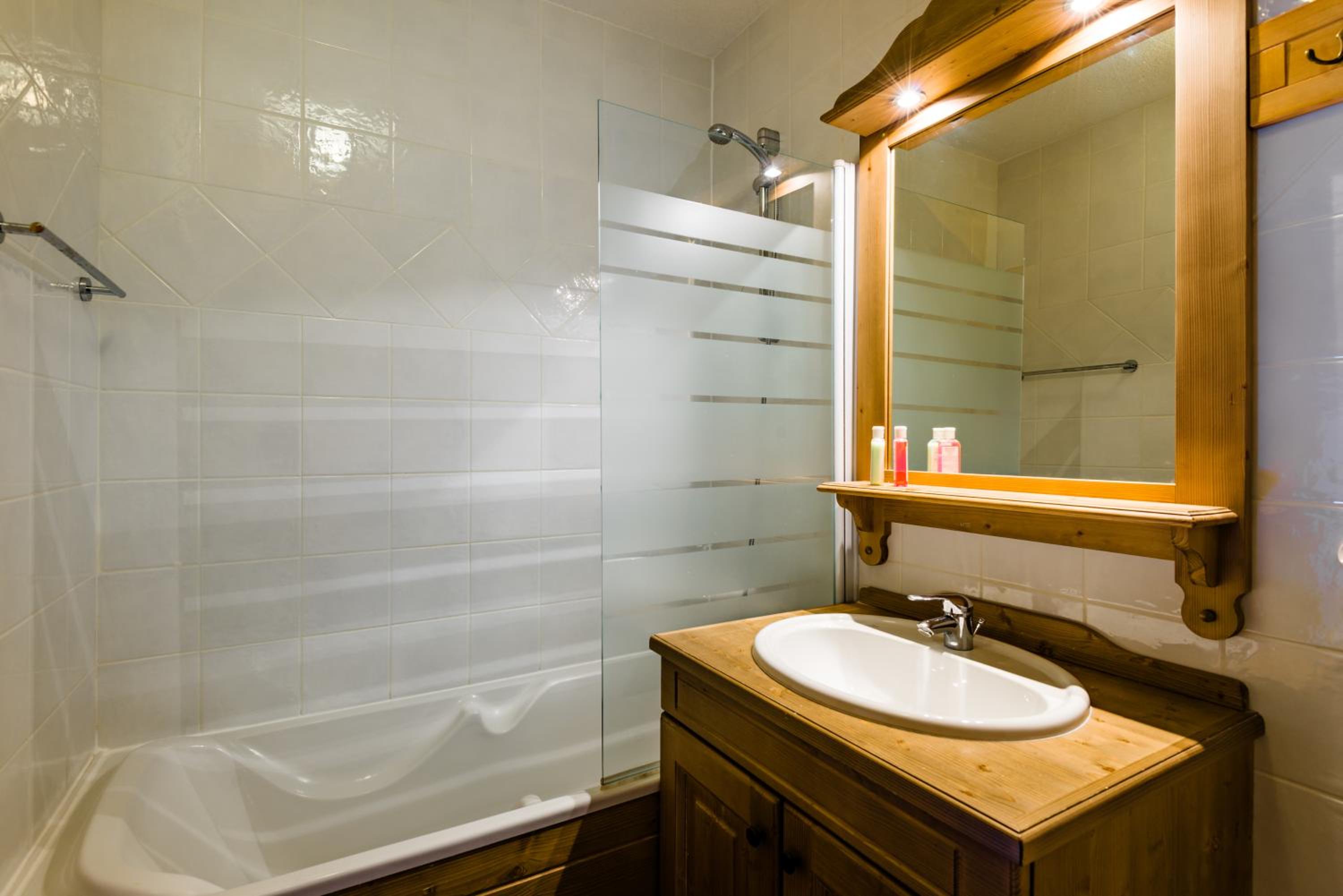 One-Bedroom Apartment (4 Adults) photo 2