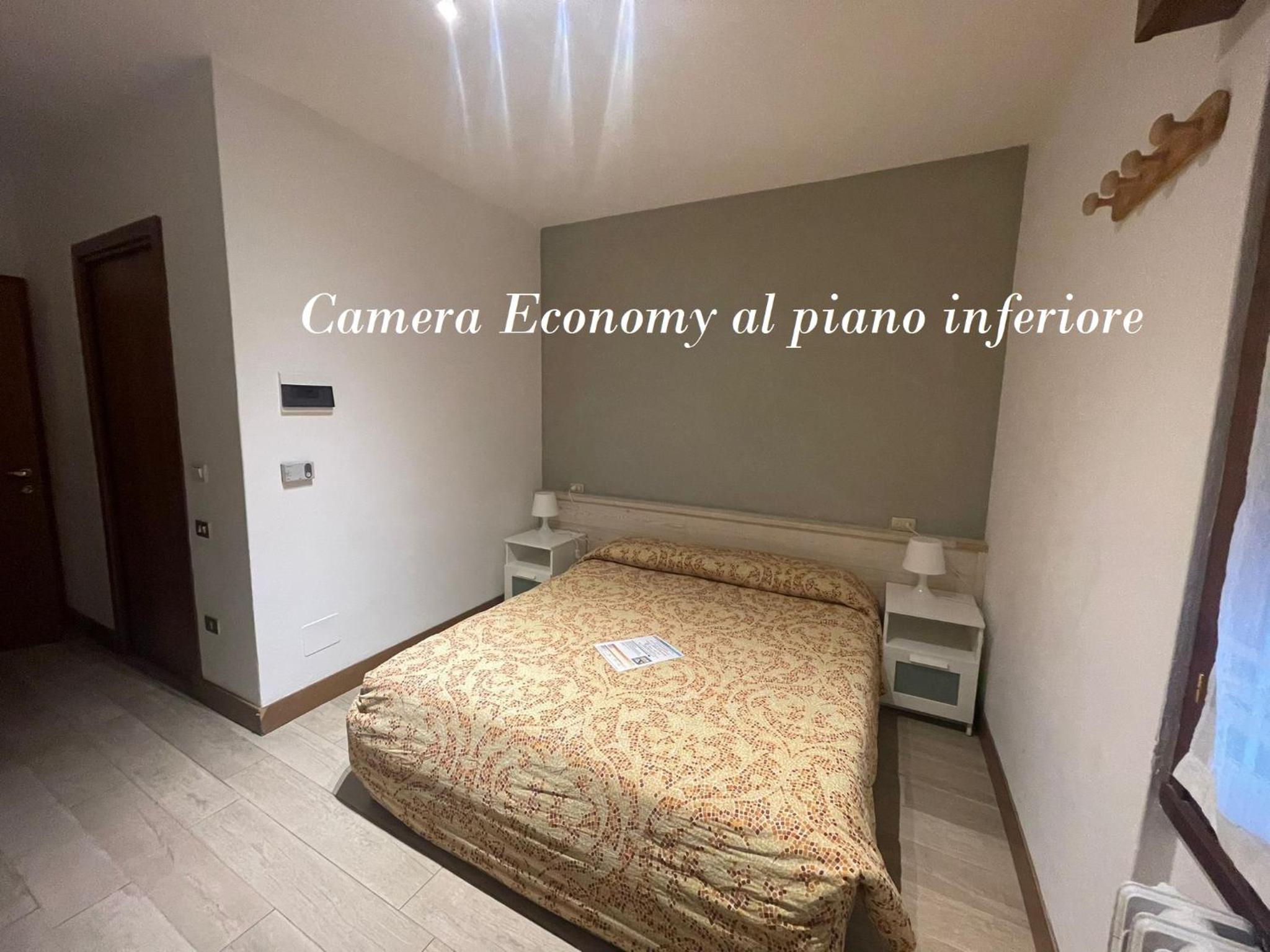 Economy Triple Room - Photo 5
