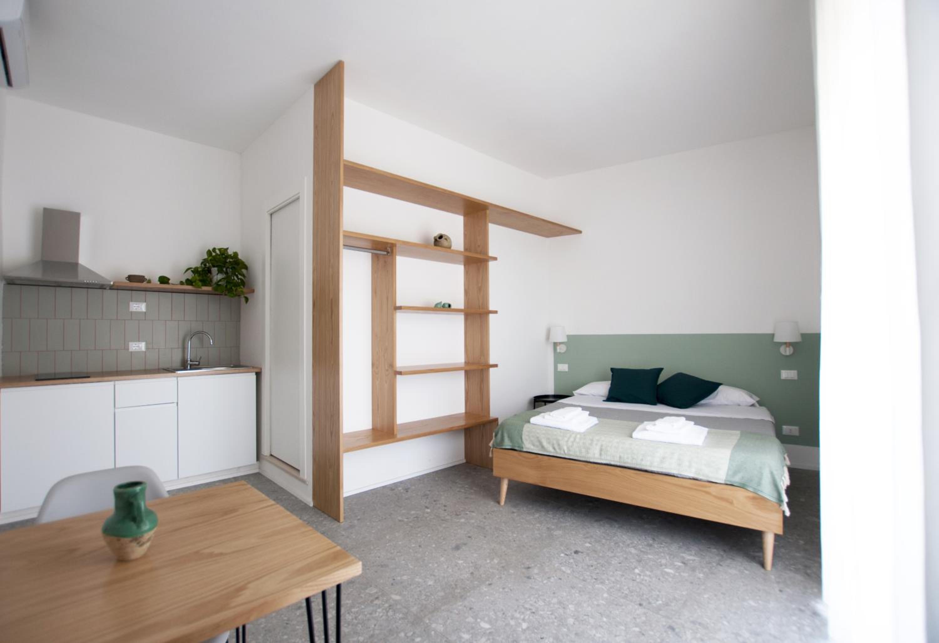 Studio with Balcony - Photo 2