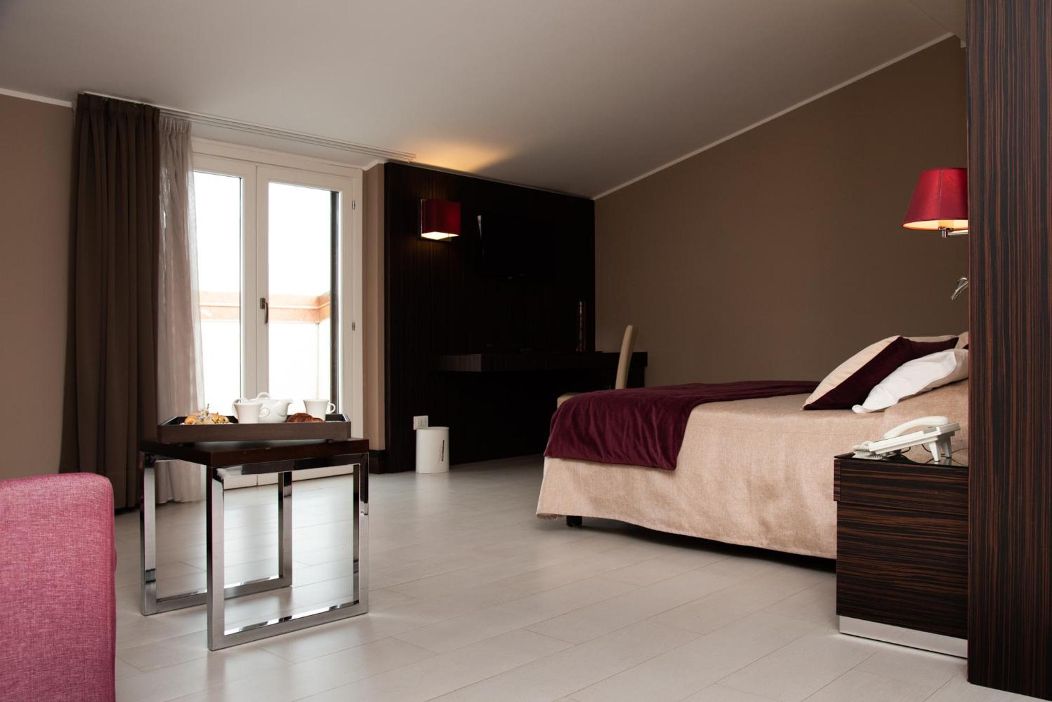 Suite with Spa Access photo 3