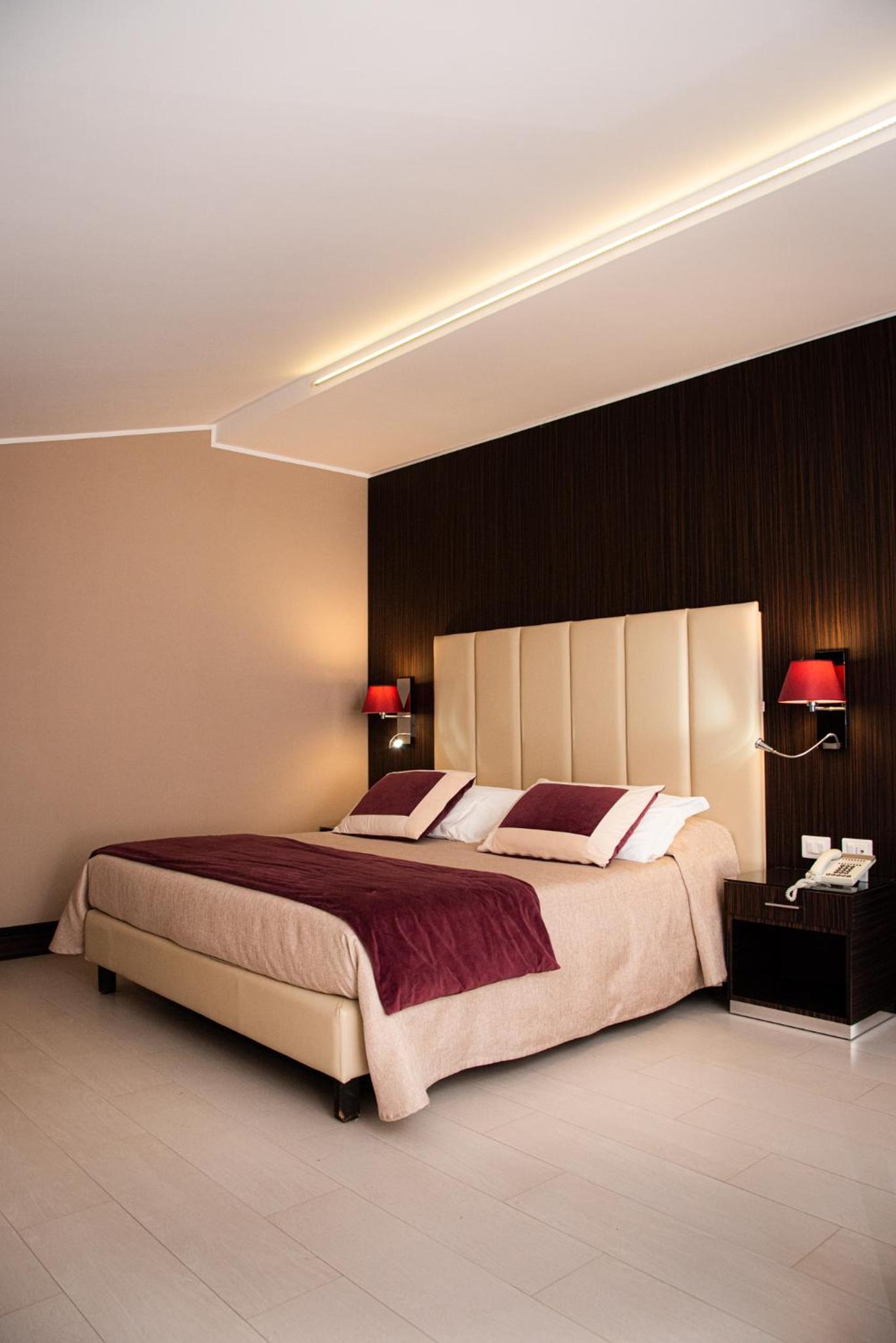 Suite with Spa Access photo 2